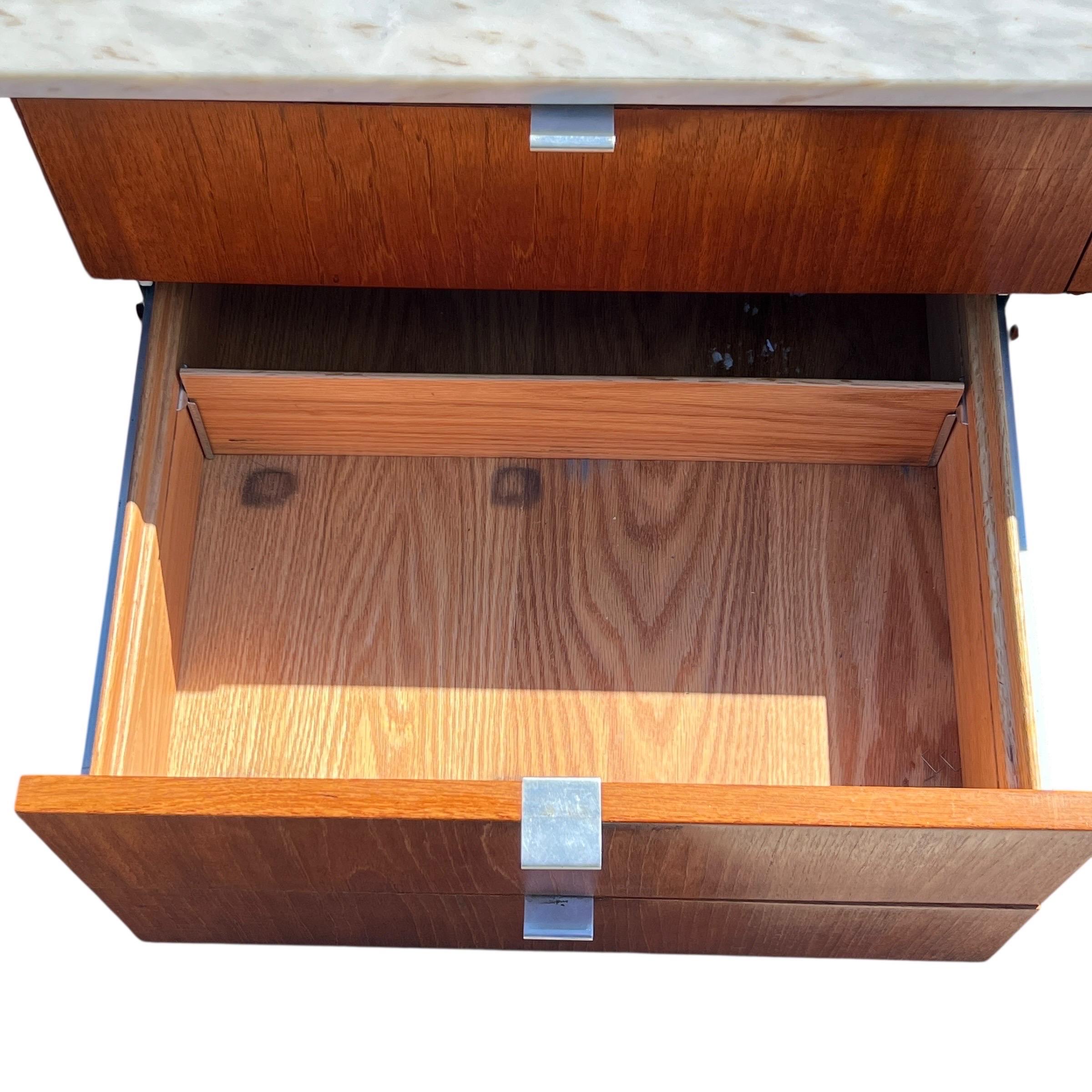 Monumentale Credenza extra lunga in teak e marmo in stile Knoll degli anni '60 In condizioni buone in vendita a Esperance, NY