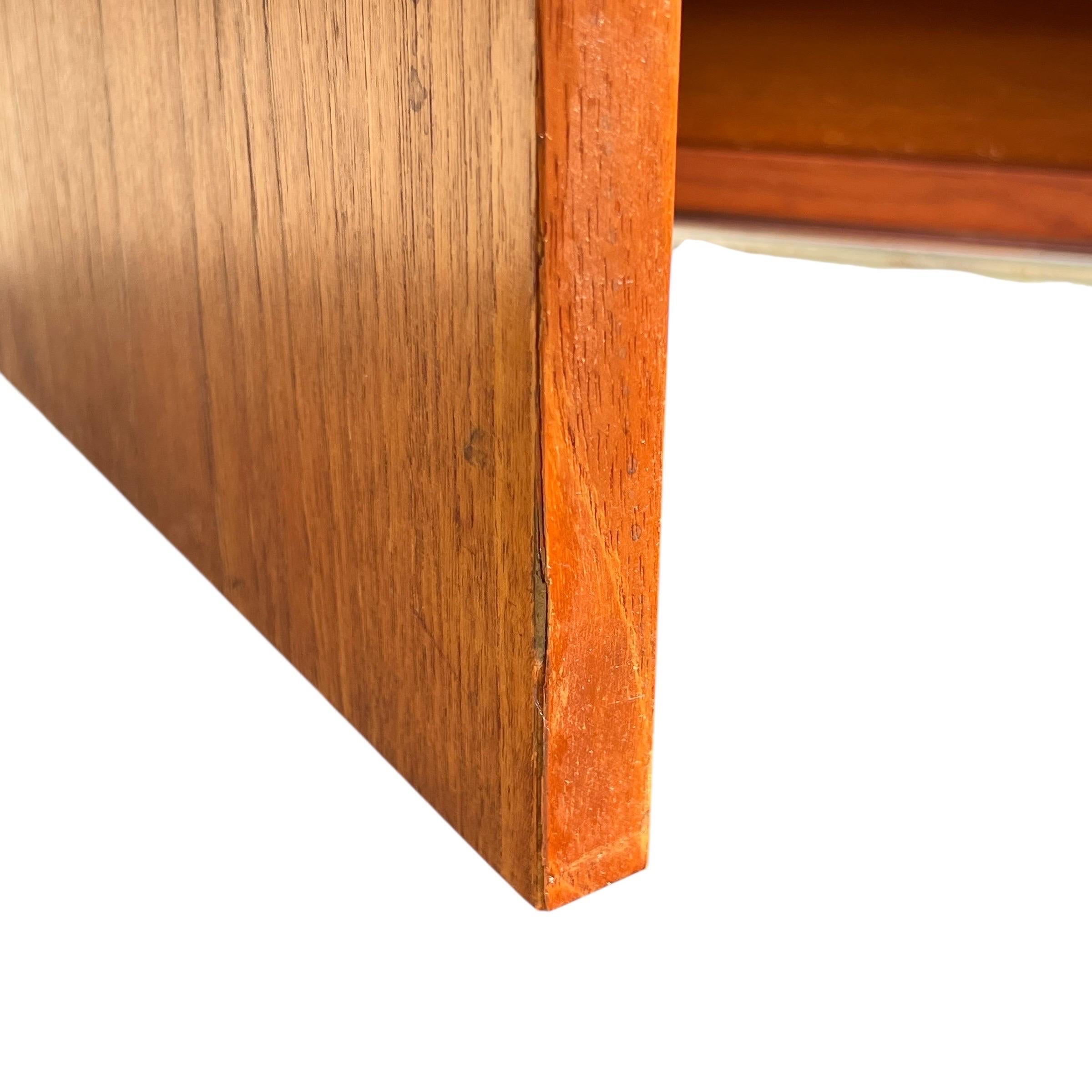 Marmo Monumentale Credenza extra lunga in teak e marmo in stile Knoll degli anni '60 in vendita
