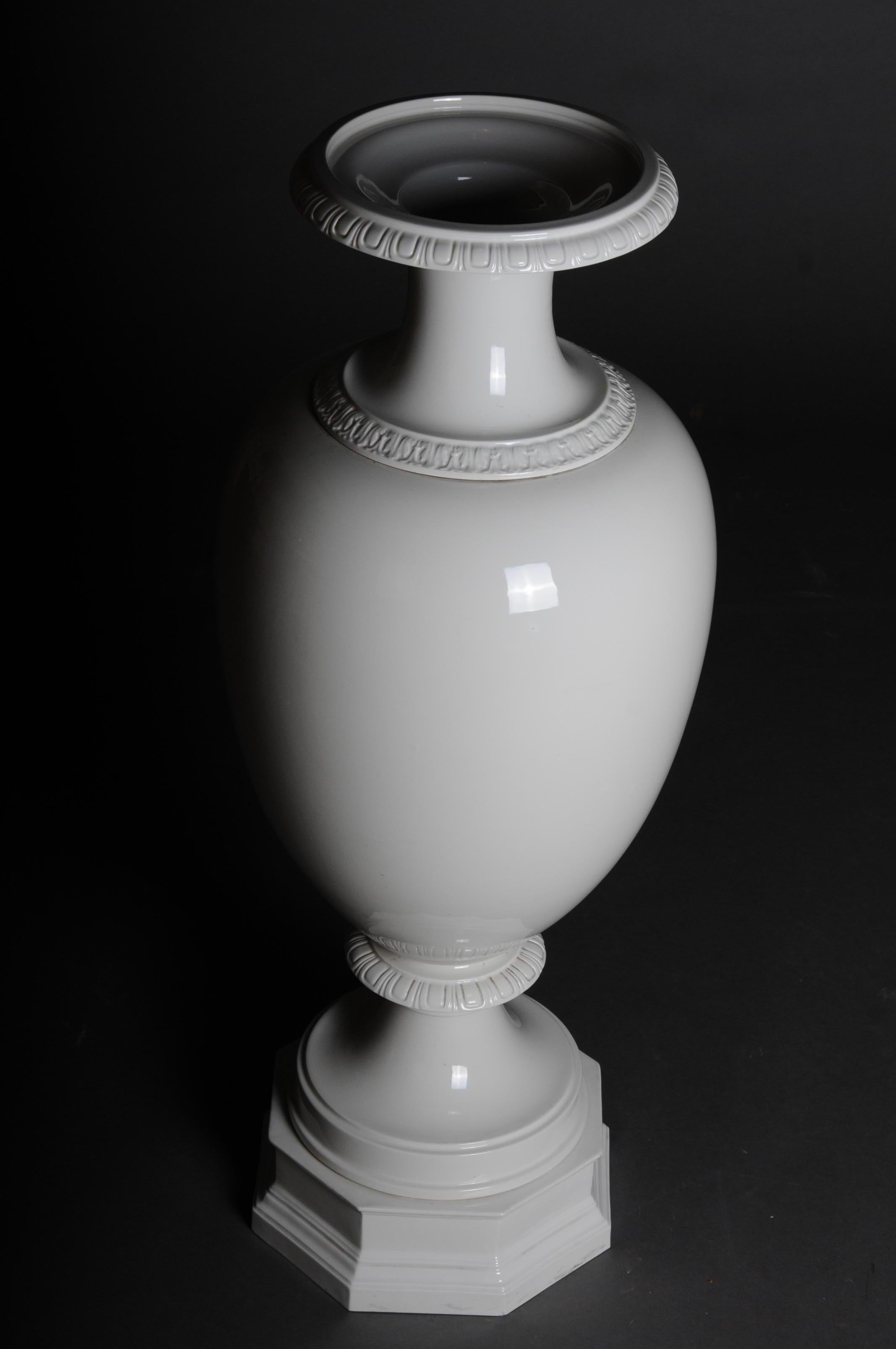 Vase de sol monumental KPM Berlin Victoria, datant d'environ 1900 en vente 4