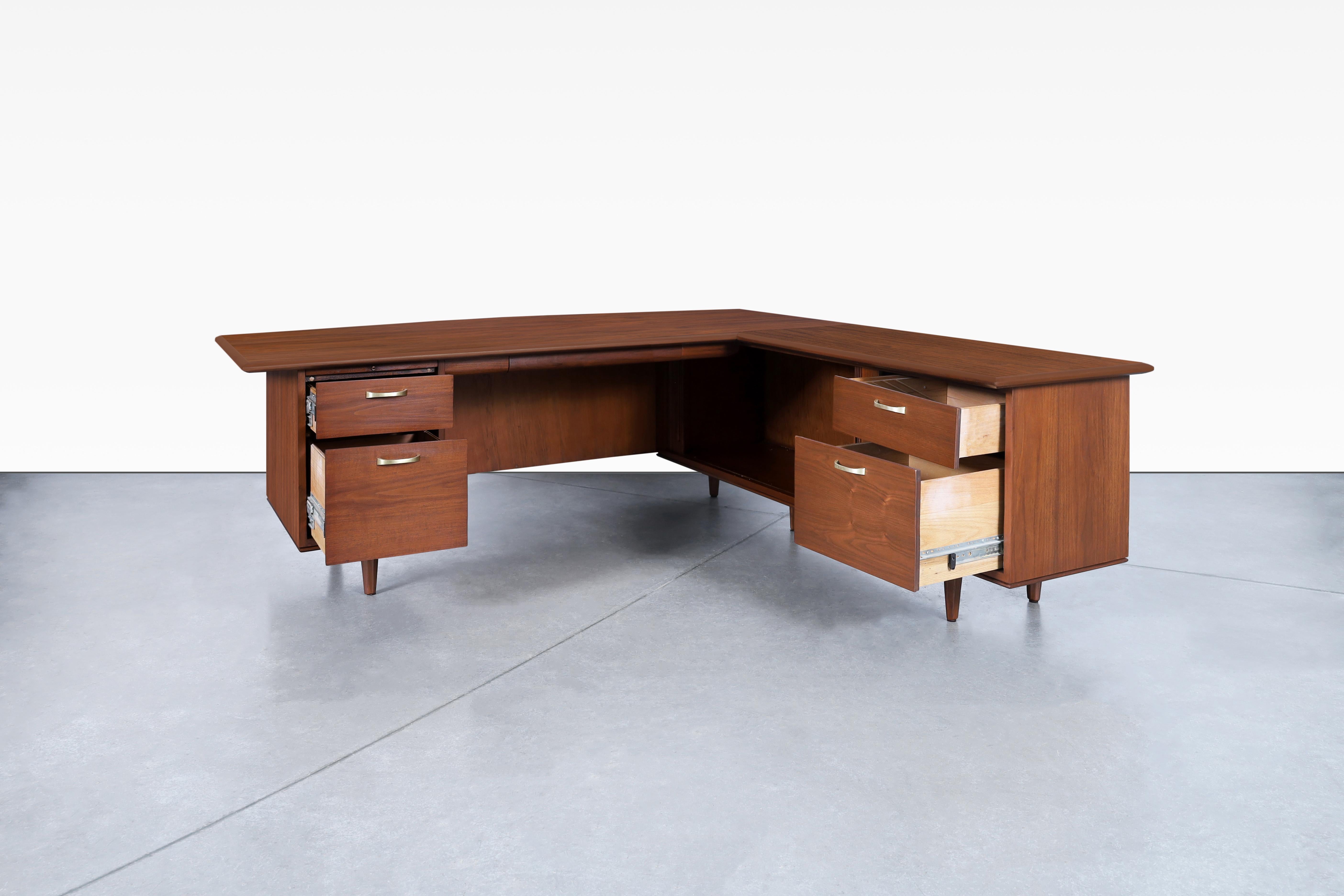 Monumental L-Shaped Walnut Desk by Monteverdi Young In Excellent Condition For Sale In North Hollywood, CA