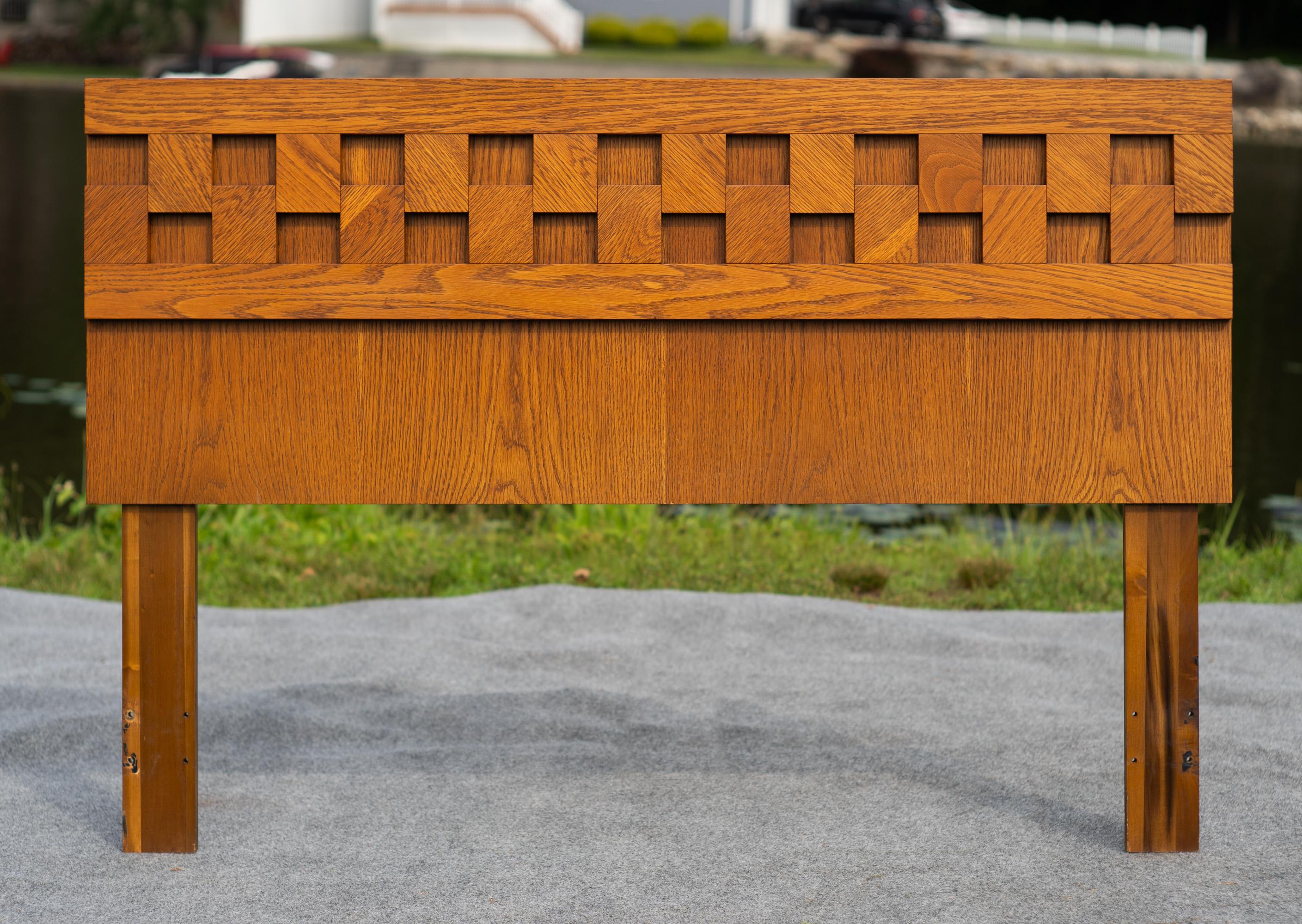 Progettata e realizzata negli Stati Uniti da Lane Furniture, questa testiera queen size presenta tutto ciò che conosci e ami degli armadi Lane Staccato, ma sotto forma di letto. Le venature dinamiche, il design meraviglioso e i materiali e la