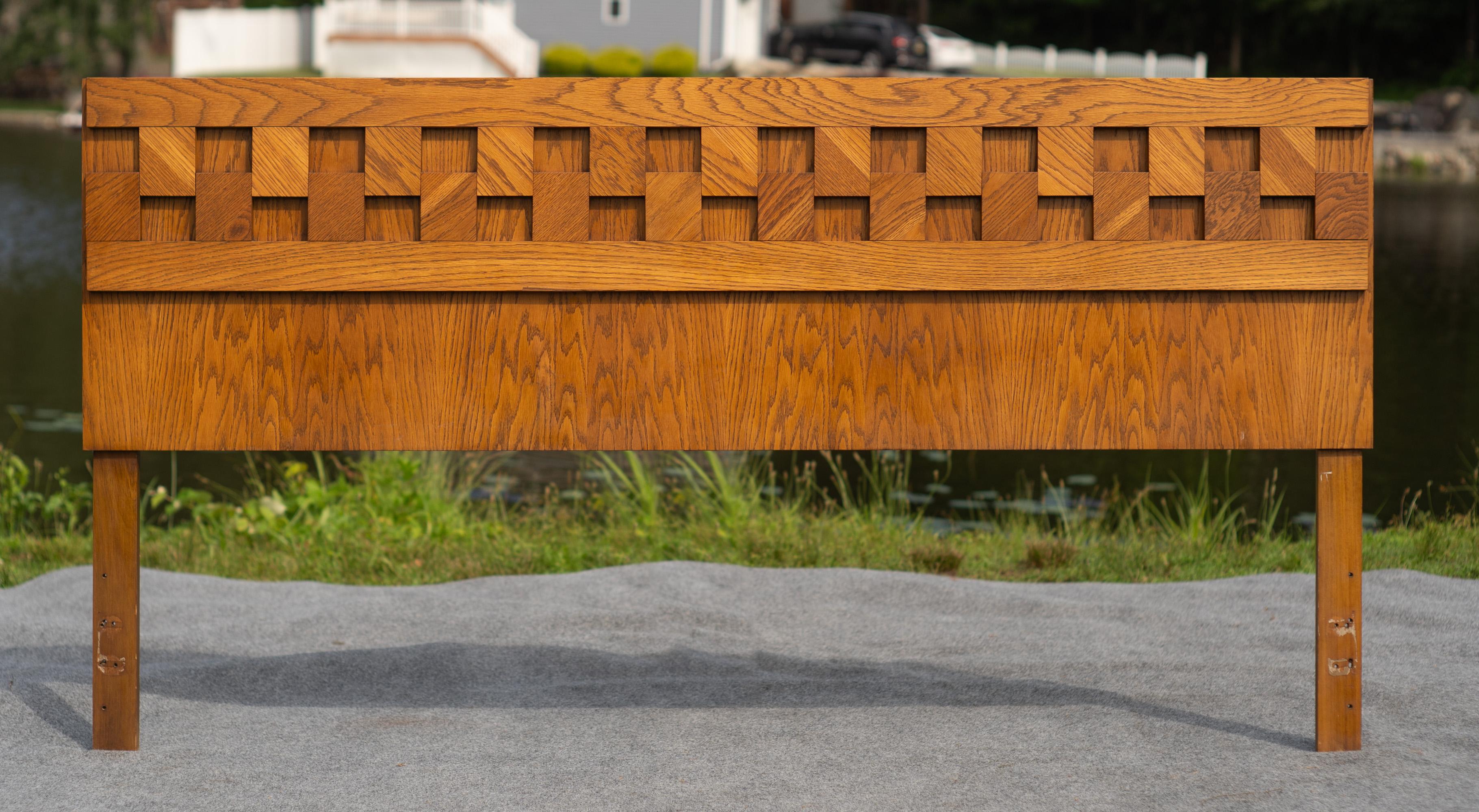 Conçue et fabriquée aux États-Unis par Lane furniture, cette tête de lit king size présente tout ce que vous connaissez et aimez des armoires Lane Staccato, mais sous forme de lit. Un grainage dynamique, un design magnifique et des matériaux et une