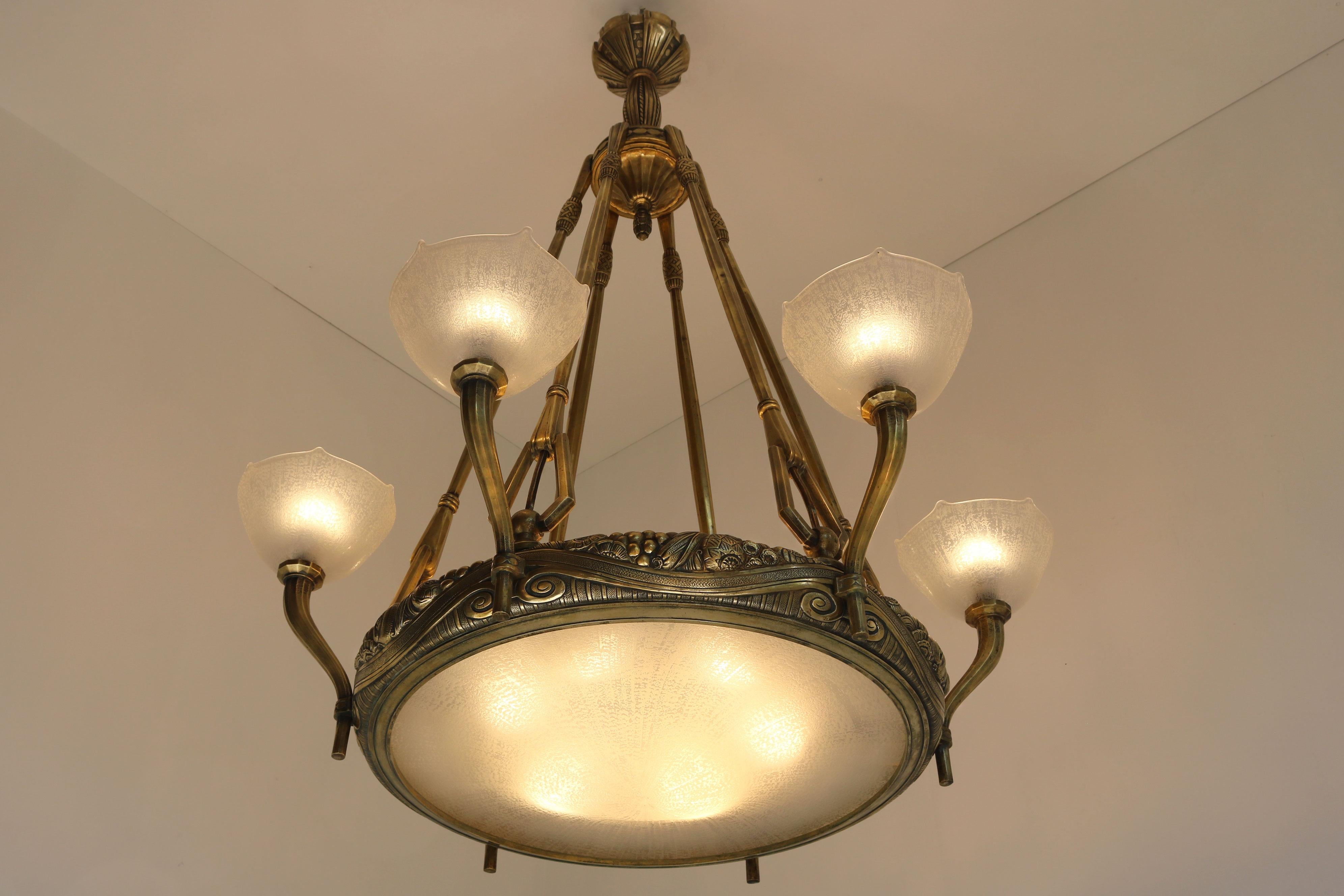 Gran araña monumental Art Déco de Maurice Dufrene & DAUM Nancy 1920 bronce Hecho a mano en venta