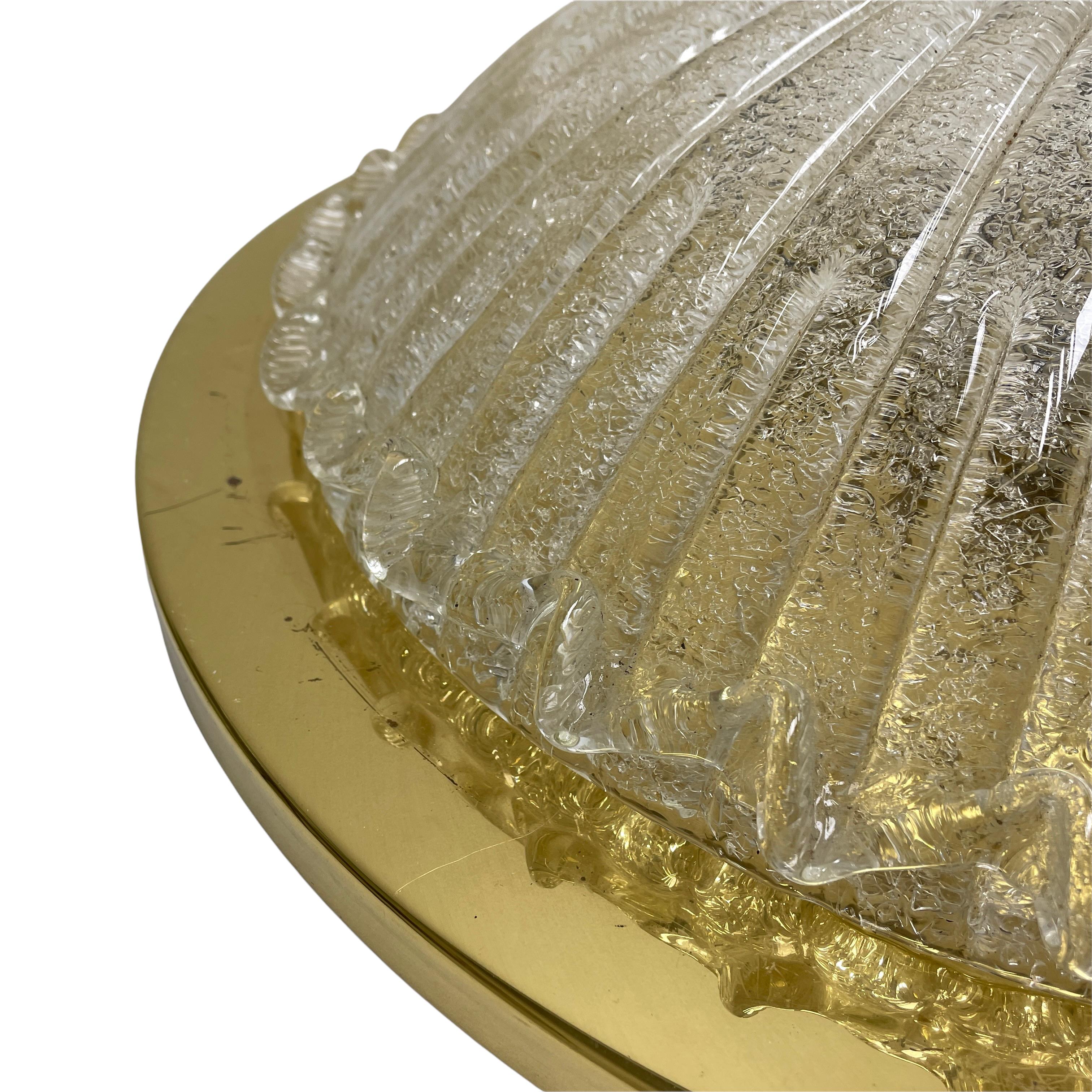 Métal Monumental grand miroir en verre de Murano transparent et laiton encastr de style Venini, Italie, annes 1970 en vente
