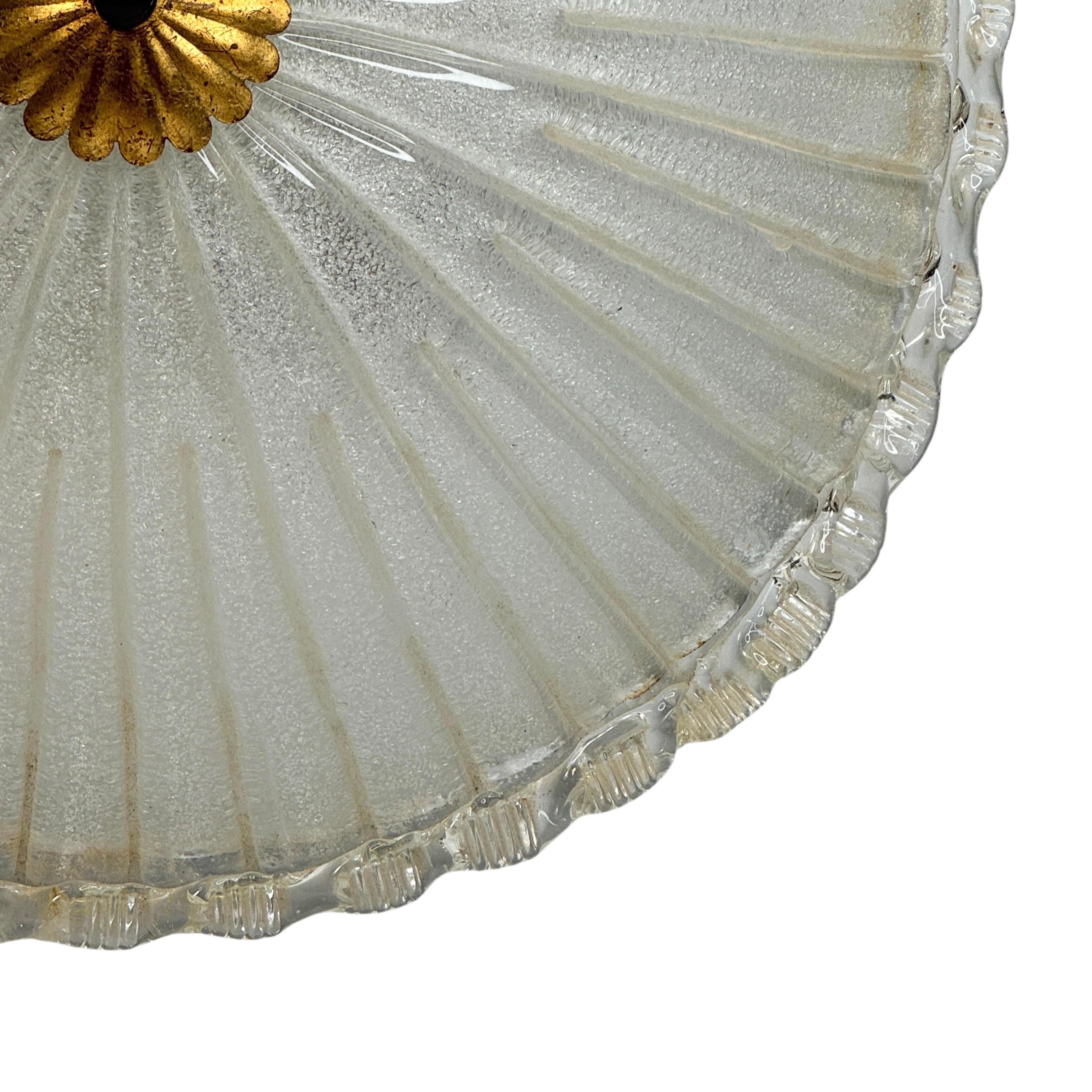Esta exquisita lámpara de araña empotrada al estilo del legendario atelier de Venini en Italia, hacia la década de 1970. Presenta una pantalla de cristal de Murano grueso y pesado, sutilmente cóncavo y canalizado, soplado a mano. Con sus limpias