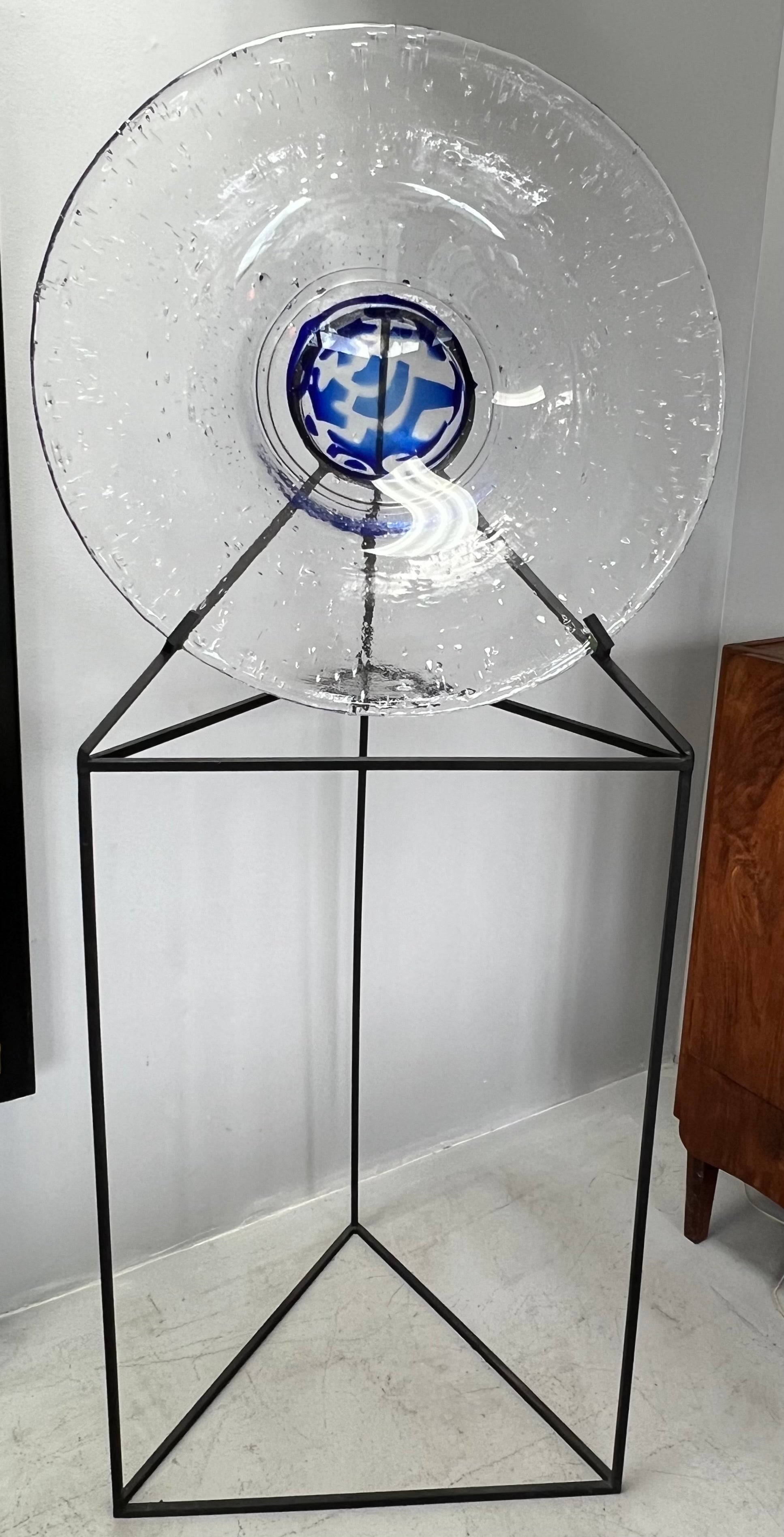 Una grande scultura circolare montata sul suo supporto originale. Firmato e datato. 
