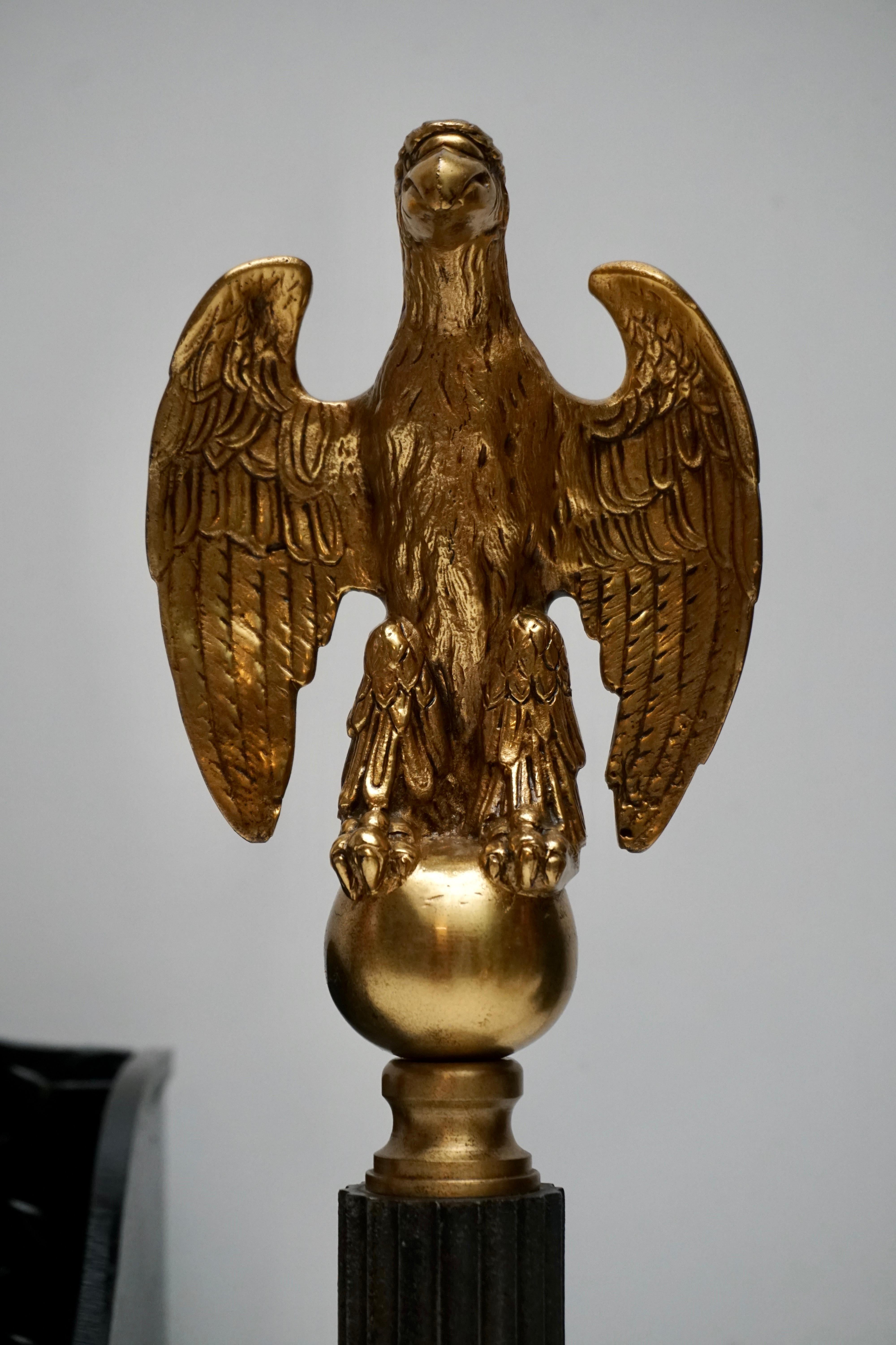 Monumentaler gusseiserner Feuerrostkorb aus dem späten 19. Jahrhundert mit Bronzeadlern (Hollywood Regency) im Angebot