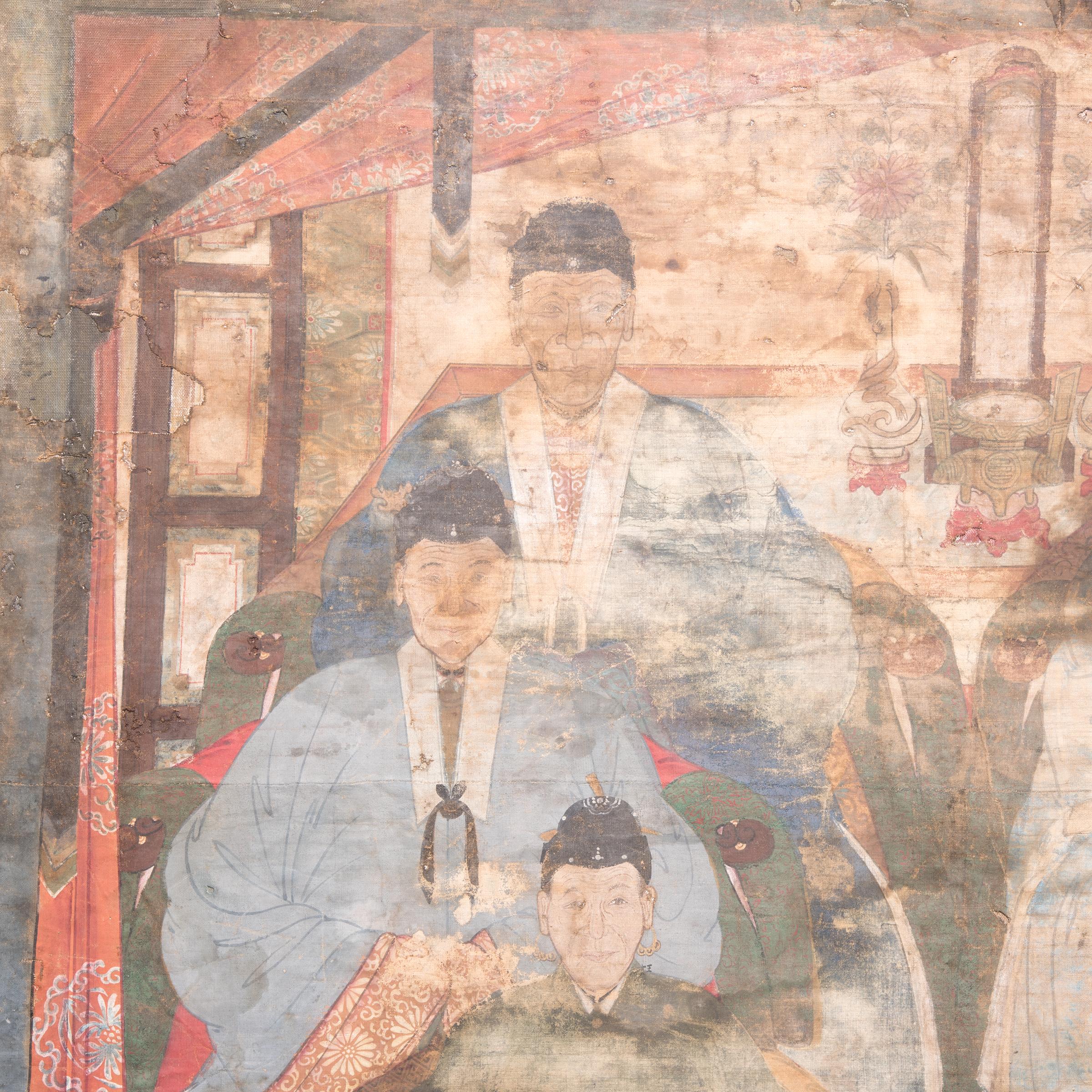 Dieses Gemälde aus der Qing-Dynastie, das die Rolle der Ahnenverehrung in der chinesischen Kultur widerspiegelt, zeigt mehrere Generationen von Familienmitgliedern in detailreichen und farbenprächtigen Gewändern. Die ältesten Vorfahren sind in der