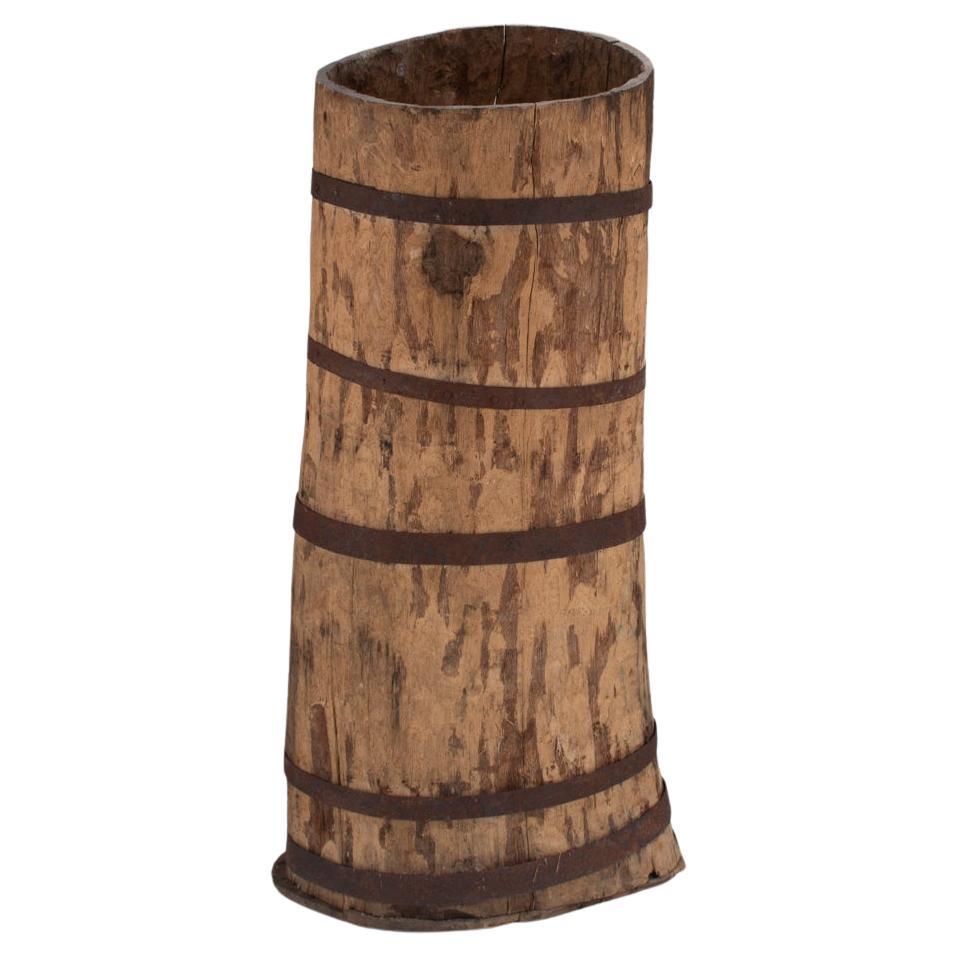 Vase en tronc d'arbre creusé de la fin du 19e siècle avec bandes de fer

Un vaisseau français sculptural et imposant, taillé dans un seul tronc d'arbre, datant de la fin du XIXe siècle. Ce conteneur rustique met en valeur l'élégance brute des