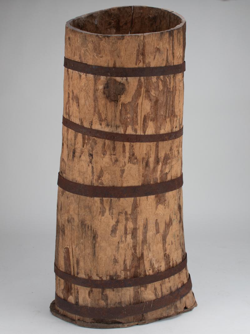 Primitif Monumental vase en tronc d'arbre creusé français de la fin du 19e siècle avec bandes de fer en vente