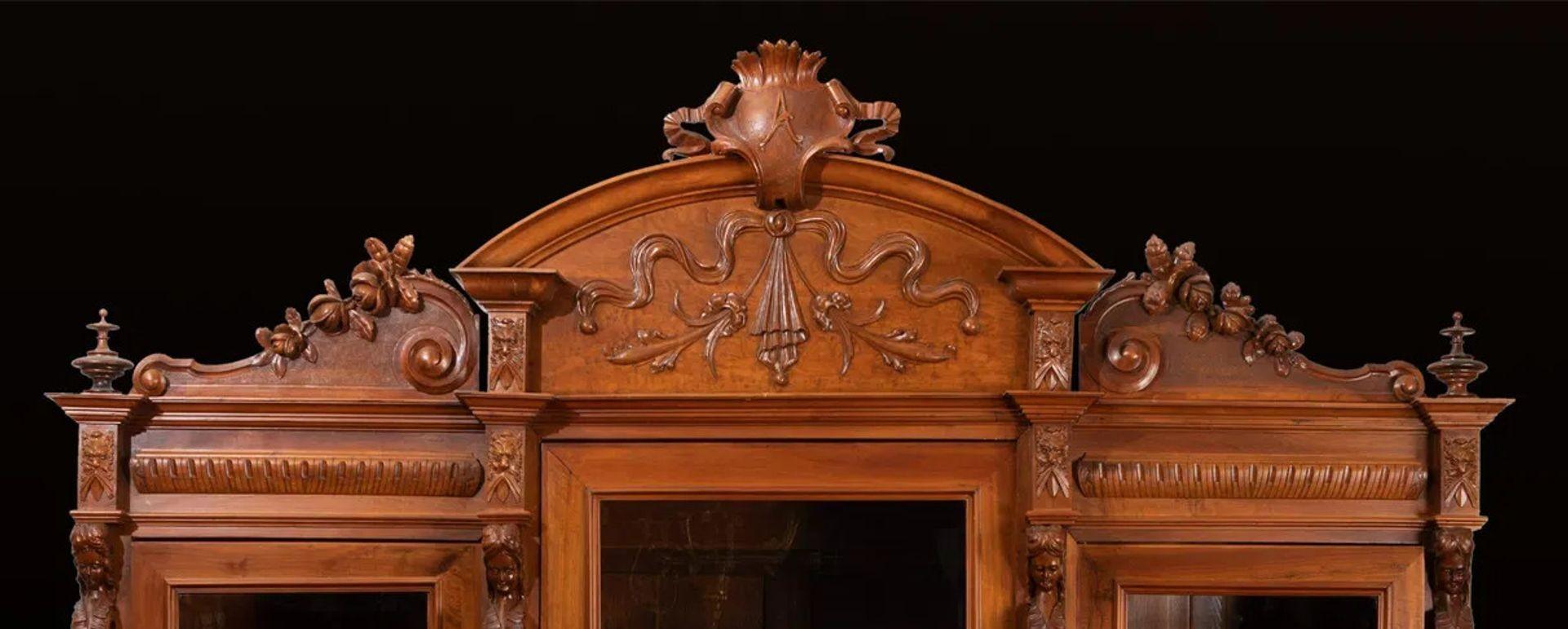 Monumentale bibliothèque italienne à trois portes de la fin du XIXe siècle en noyer Bon état - En vente à Los Angeles, CA