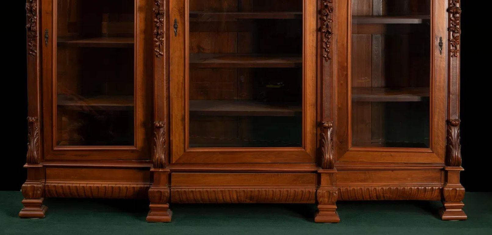 Bois Monumentale bibliothèque italienne à trois portes de la fin du XIXe siècle en noyer en vente
