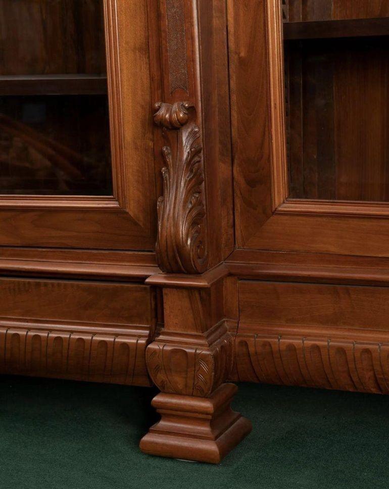 Monumentale bibliothèque italienne à trois portes de la fin du XIXe siècle en noyer en vente 1