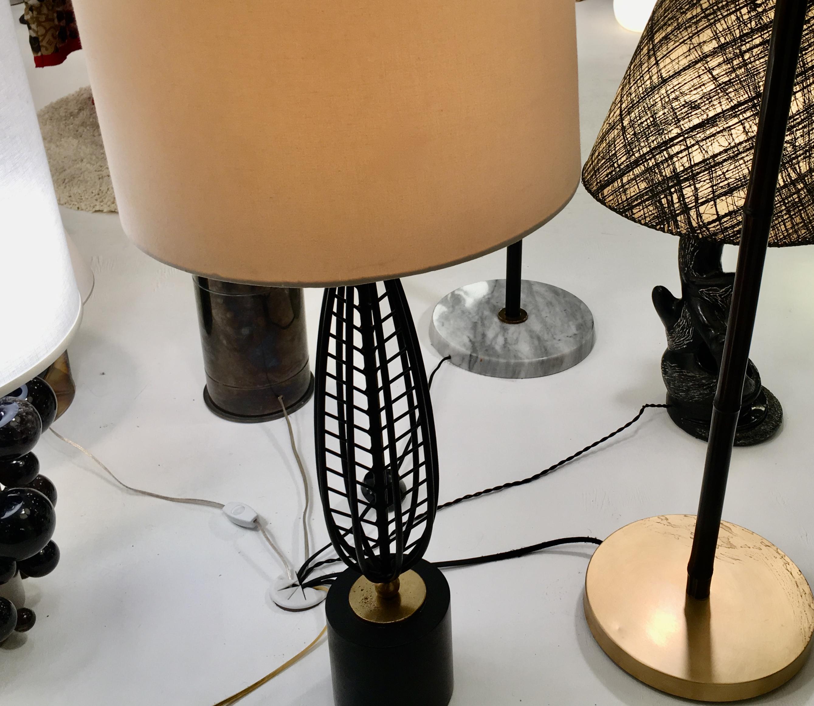 Monumental Laurel Lamp Co. Lampe de table mince en fil d'acier noir 