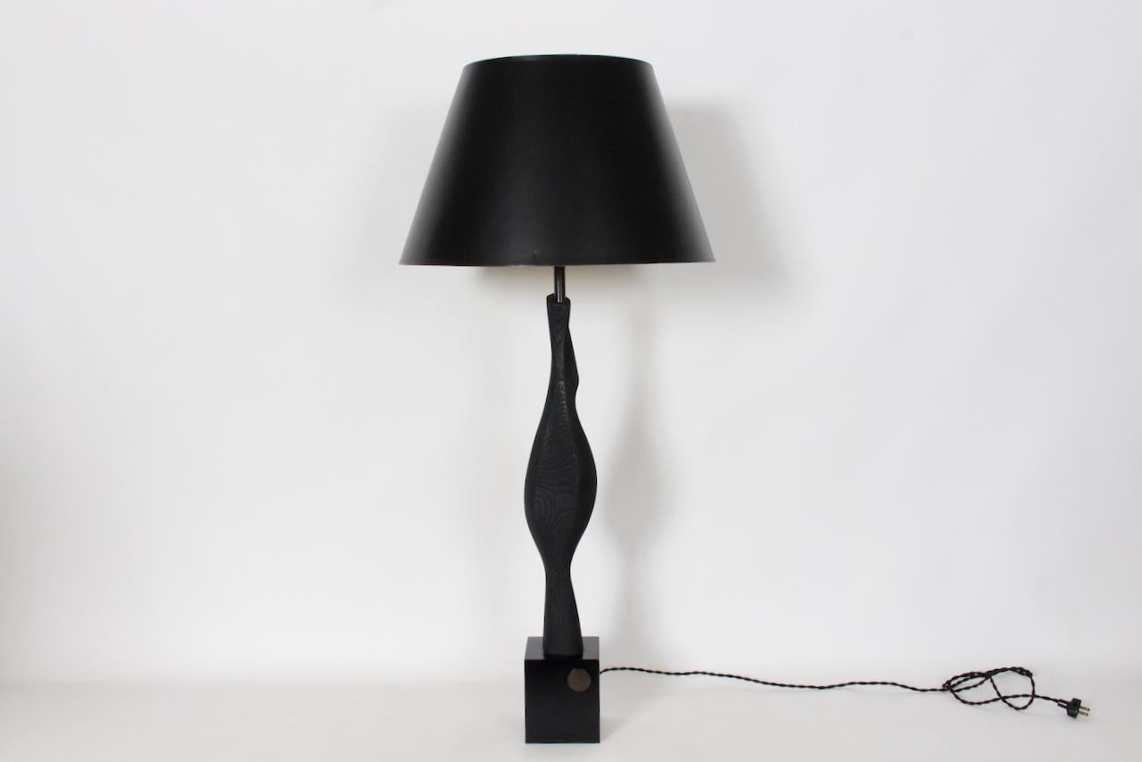 Statuesque Lampe de table Laurel Lamp Company en bois grainé noir, années 1960. Cette pièce est composée d'une forme biomorphique en bois ébonisé noir, fabriquée à la main, et d'une base rectangulaire en métal émaillé noir. Deux interrupteurs.