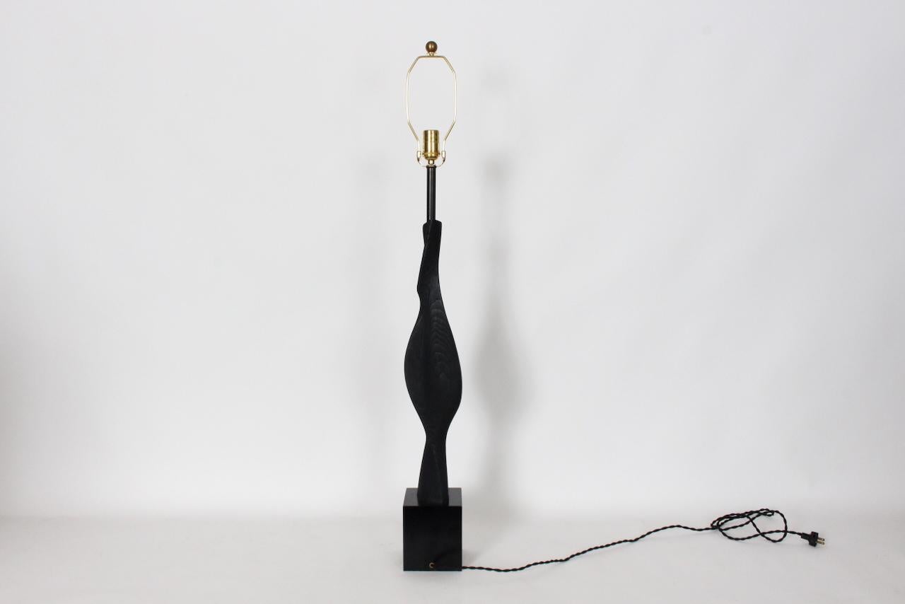 Américain Monumental Laurel Lamp Co. Lampe à poser en bois ébonisé noir sculpté en vente
