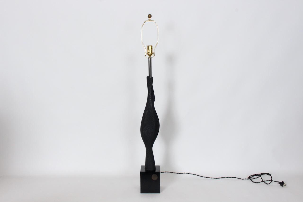 Monumental Laurel Lamp Co. Lampe à poser en bois ébonisé noir sculpté Bon état - En vente à Bainbridge, NY