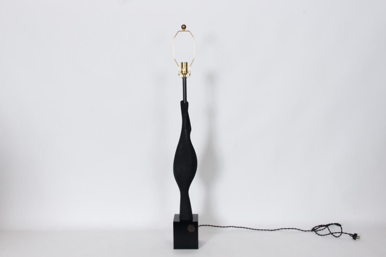Laiton Monumental Laurel Lamp Co. Lampe à poser en bois ébonisé noir sculpté en vente