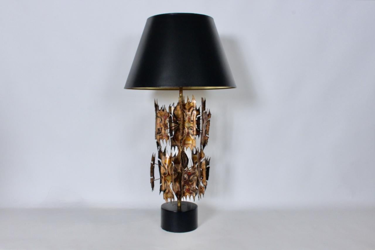 Monumental Laurel Lamp Co. Two Tier Flora Inspired Torch Cut Brass Table Lamp For Sale 11