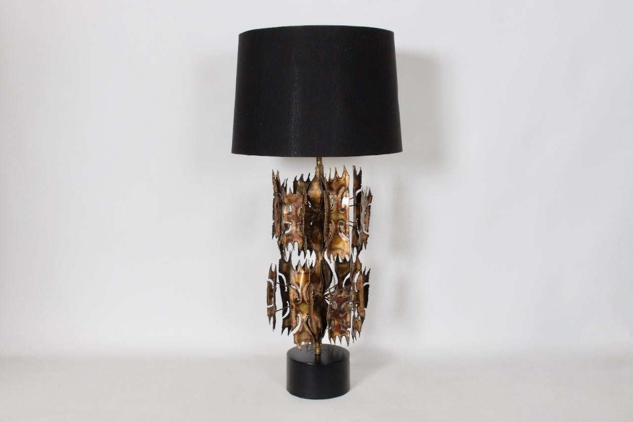 Monumental Laurel Lamp Co. Two Tier Flora Inspired Torch Cut Brass Table Lamp For Sale 12