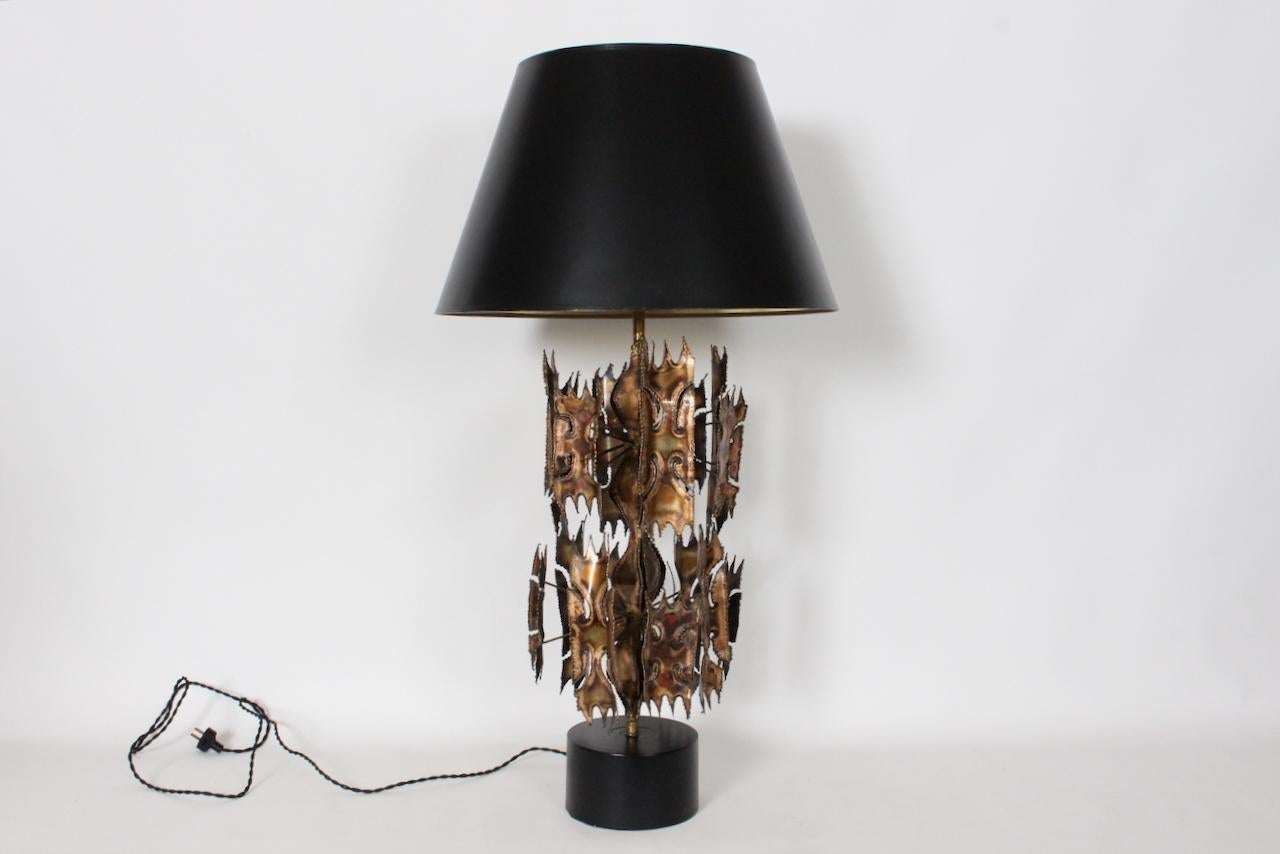 Brutalist Monumental Laurel Lamp Co. Two Tier Flora Inspired Torch Cut Brass Table Lamp For Sale