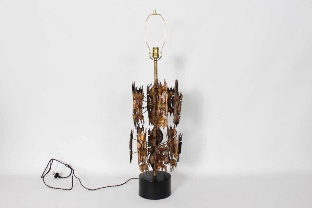 American Monumental Laurel Lamp Co. Two Tier Flora Inspired Torch Cut Brass Table Lamp For Sale