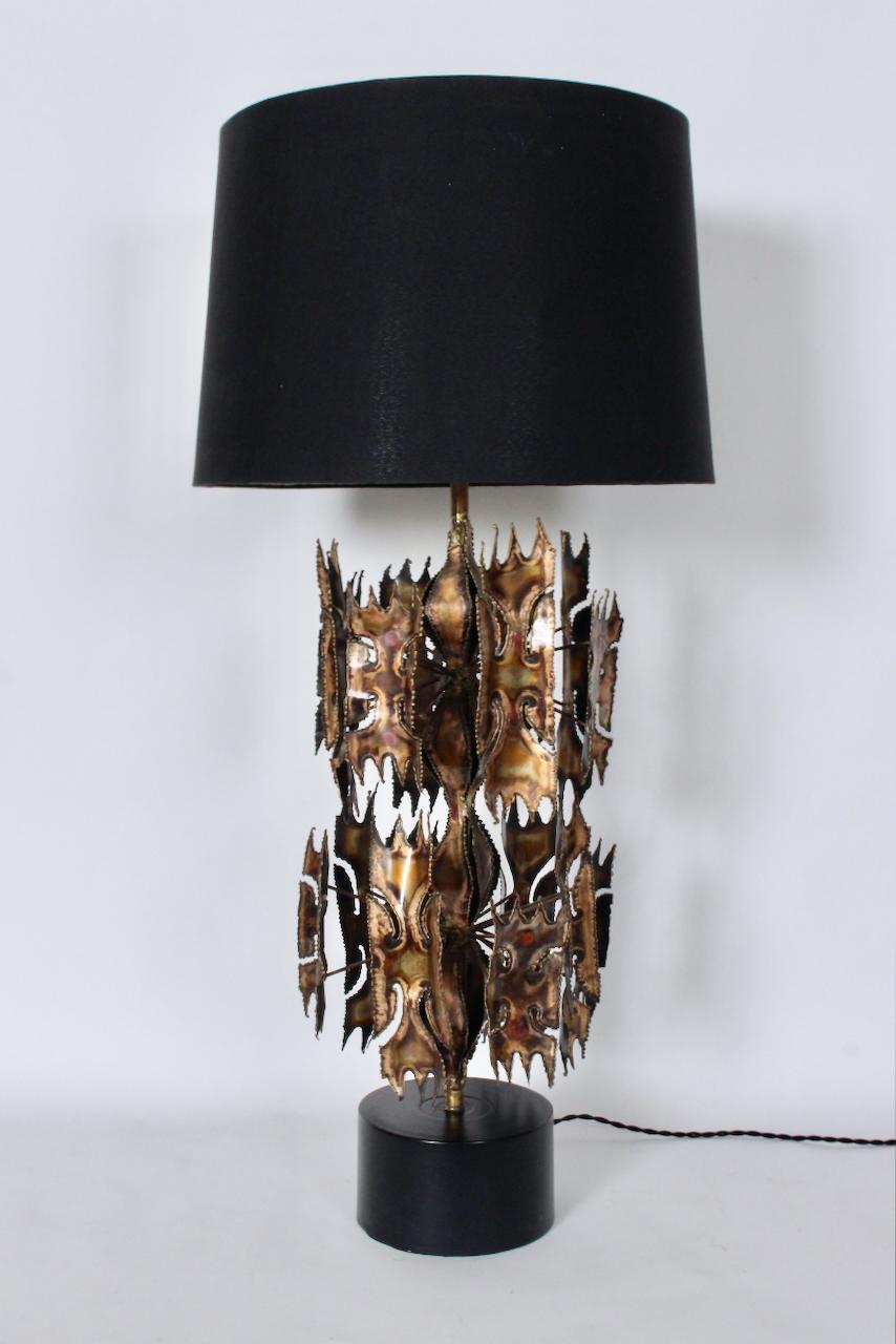 Monumental Laurel Lamp Co. Two Tier Flora Inspired Torch Cut Brass Table Lamp In Good Condition For Sale In Bainbridge, NY