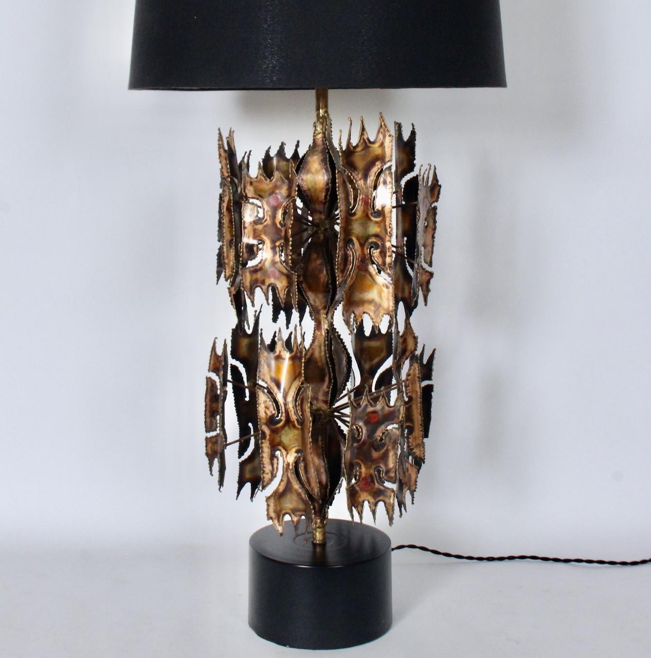 Mid-20th Century Monumental Laurel Lamp Co. Two Tier Flora Inspired Torch Cut Brass Table Lamp For Sale