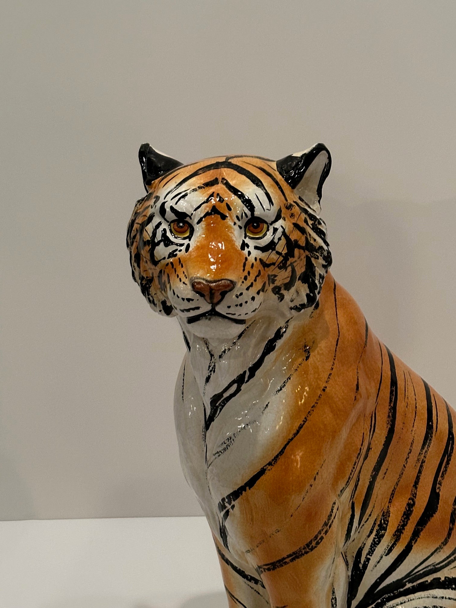Una splendida tigre in ceramica smaltata italiana a grandezza naturale.