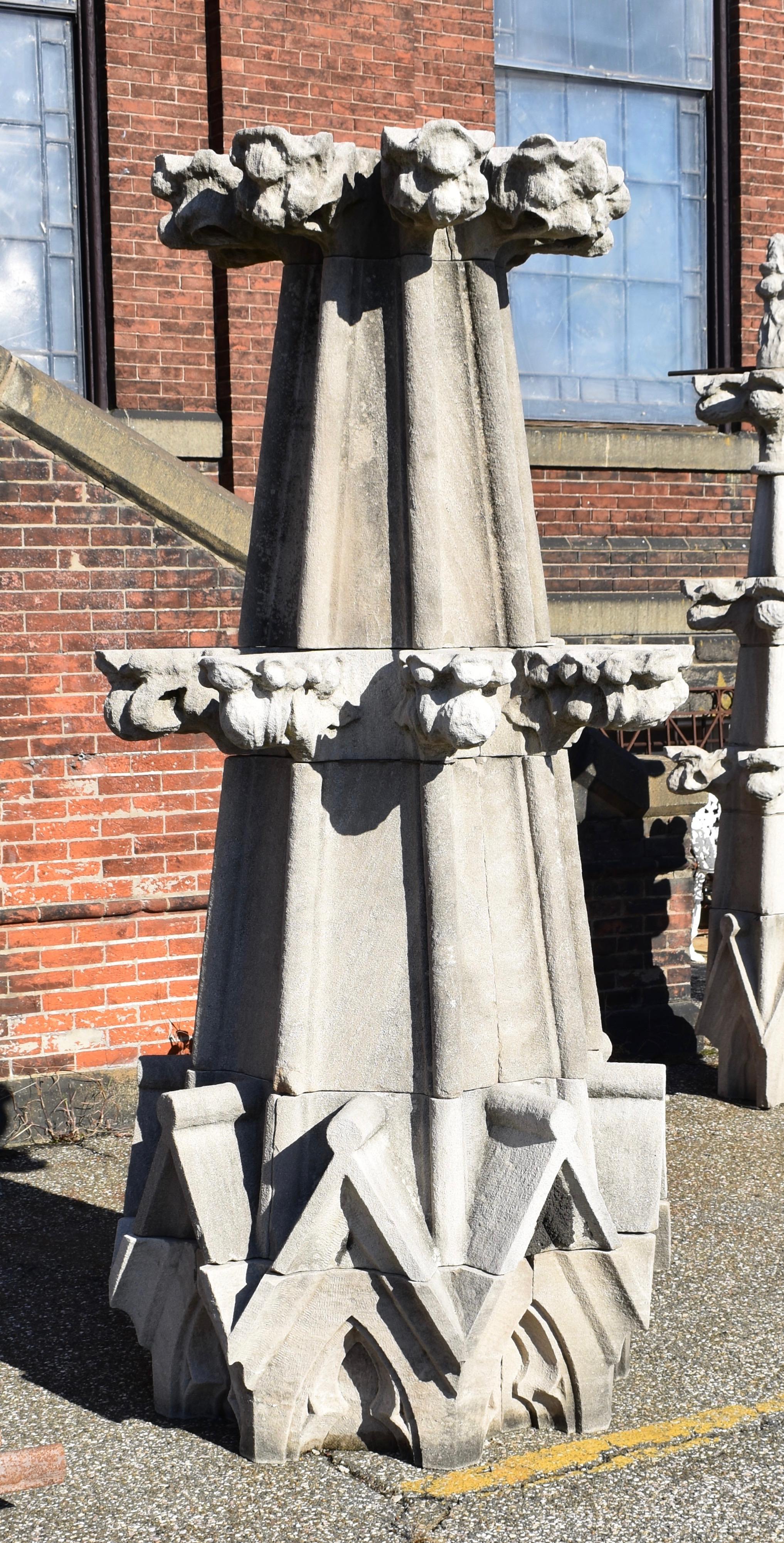 Wir bieten zwei monumentale Kalkstein-Finials aus dem späten 19. Jahrhundert an, die aus einer Kathedrale in Baltimore gerettet wurden. Jede Turmspitze besteht aus fünfzehn einzelnen behauenen Steinblöcken. Die Steine können trocken gestapelt oder