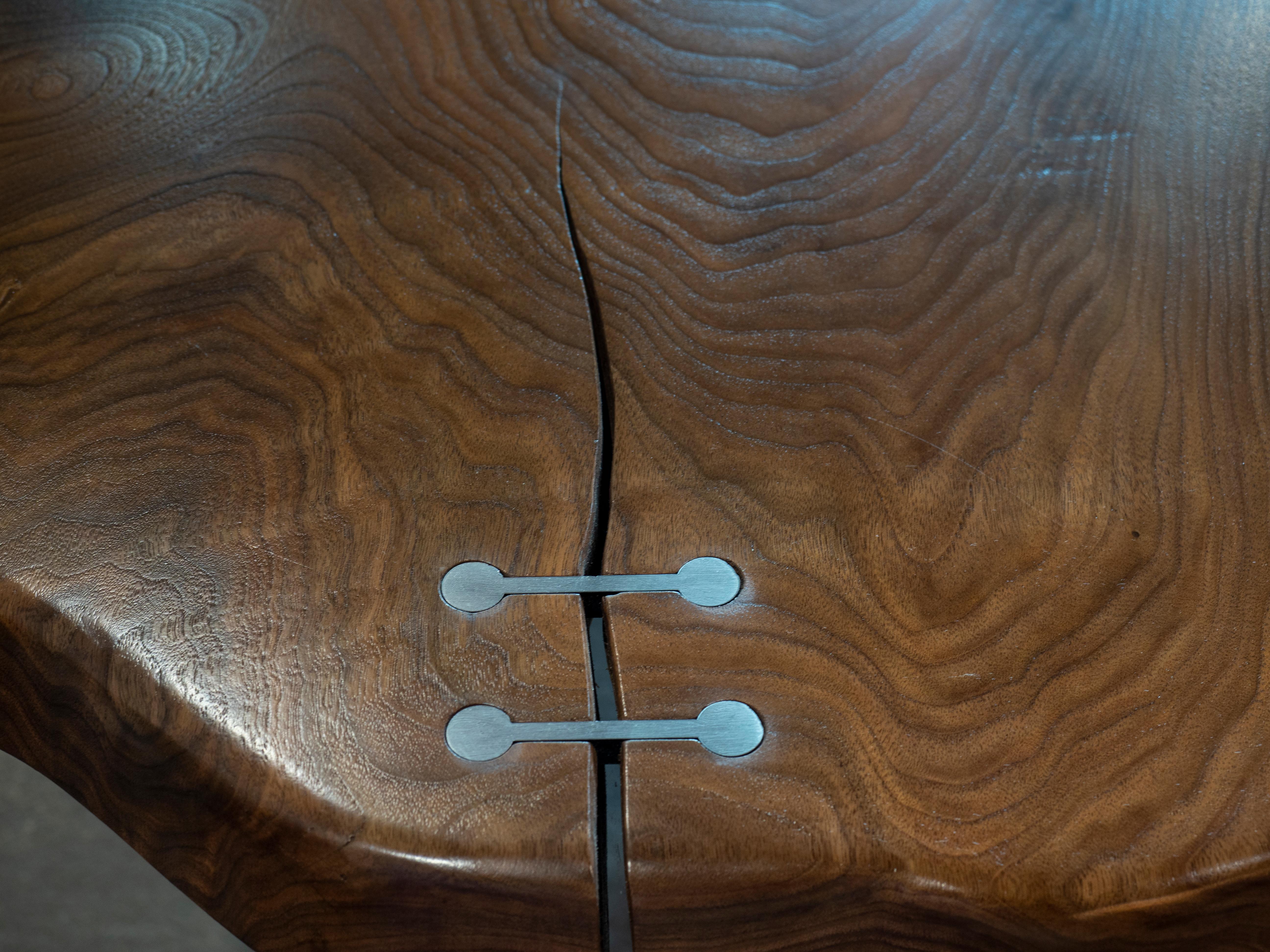 Monumentaler Tisch aus Nussbaumholz mit naturbelassenem Rand von Enrico Bartolini im Zustand „Neu“ im Angebot in Raleigh, NC