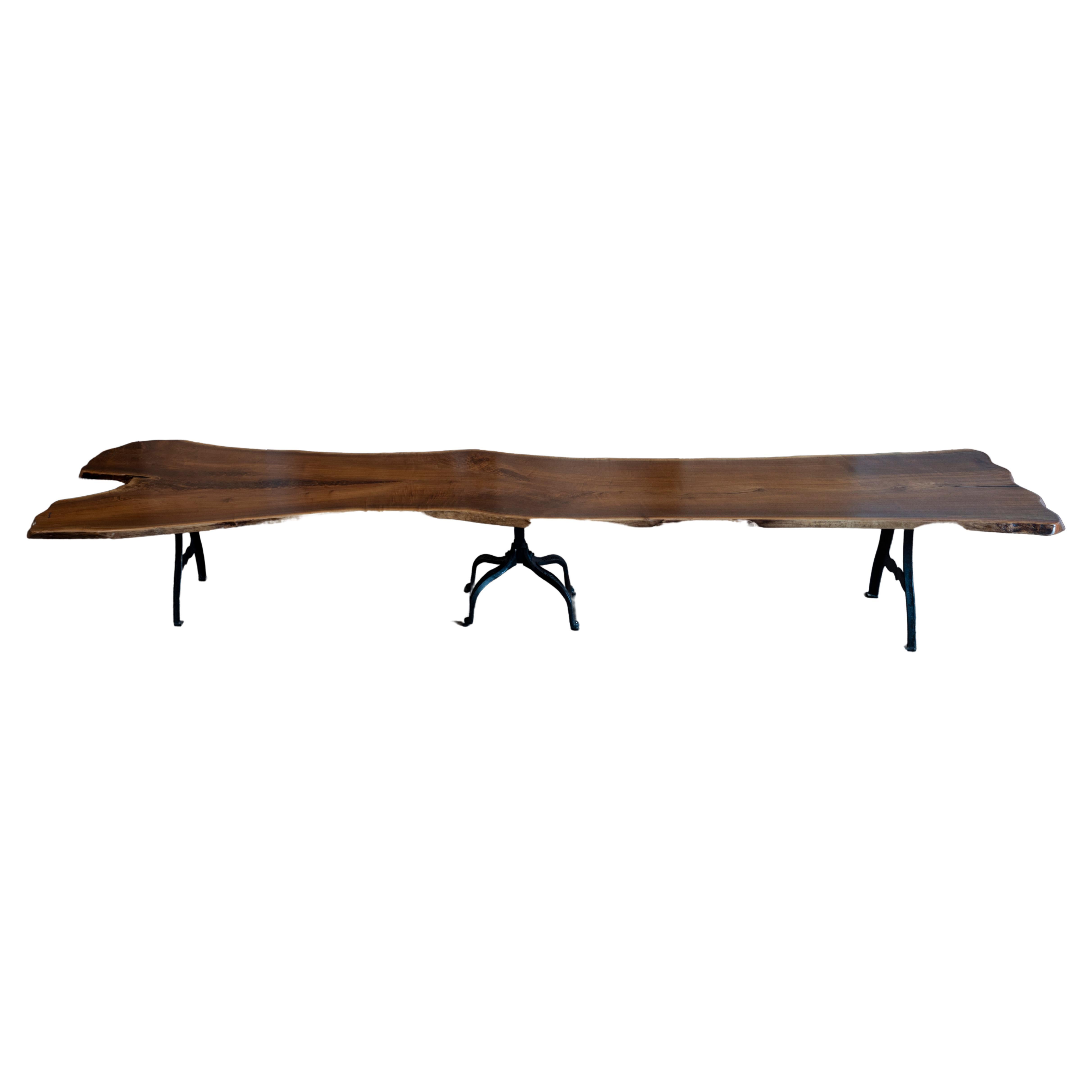 Monumentaler Tisch aus Nussbaumholz mit naturbelassenem Rand von Enrico Bartolini