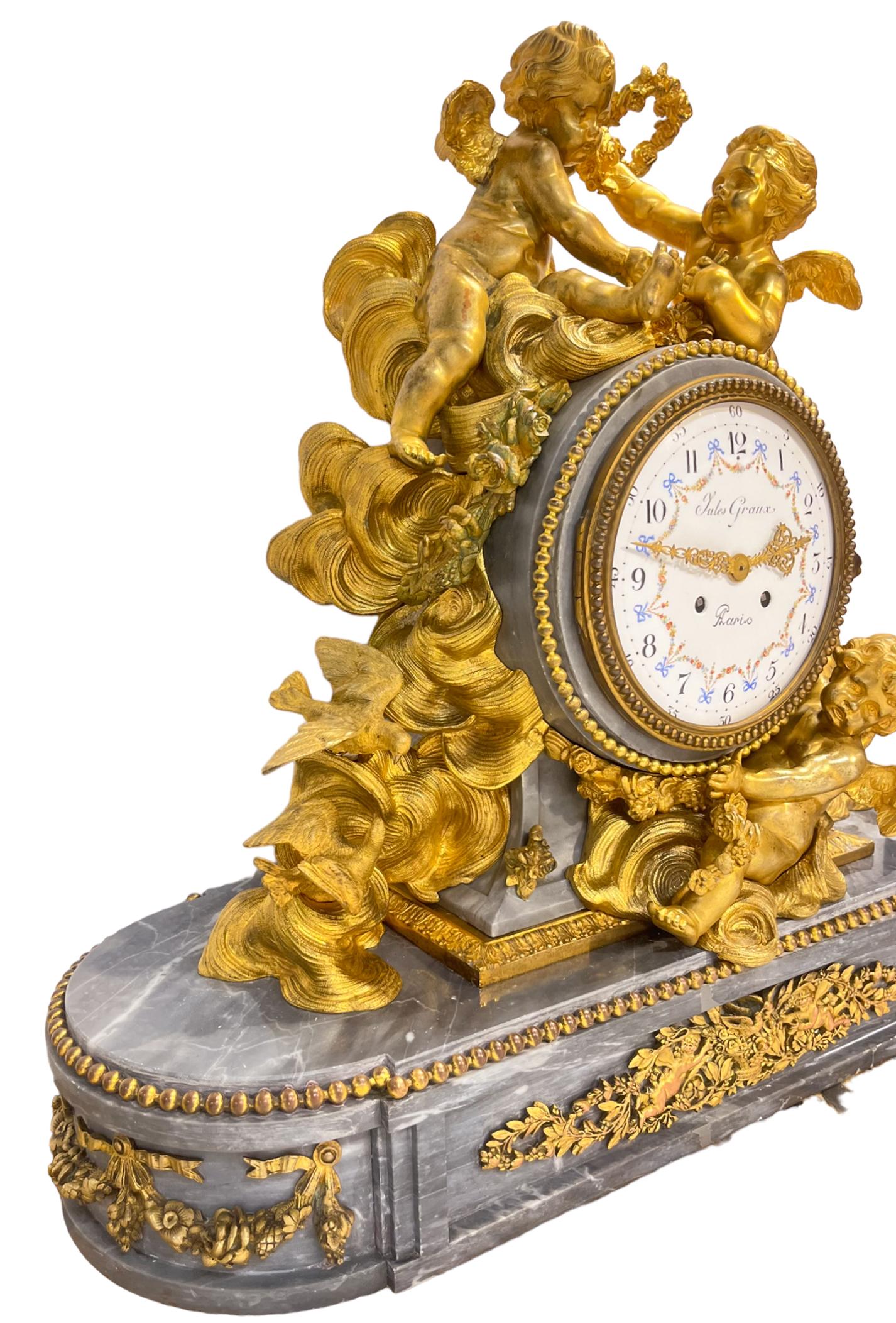 Louis XVI Horloge monumentale de style Louis XV en bronze doré et marbre avec putti dans les nuages en vente