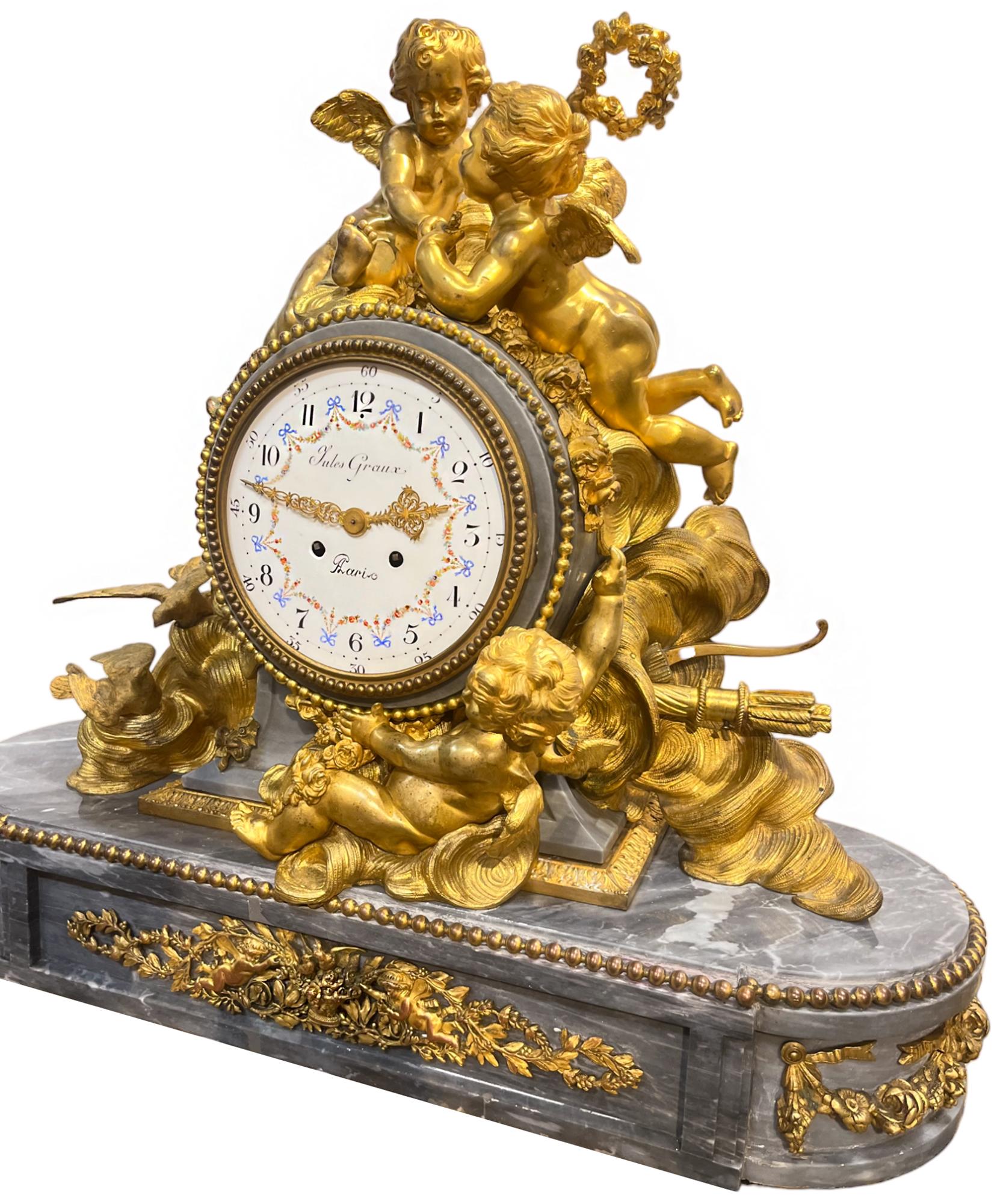 Français Horloge monumentale de style Louis XV en bronze doré et marbre avec putti dans les nuages en vente