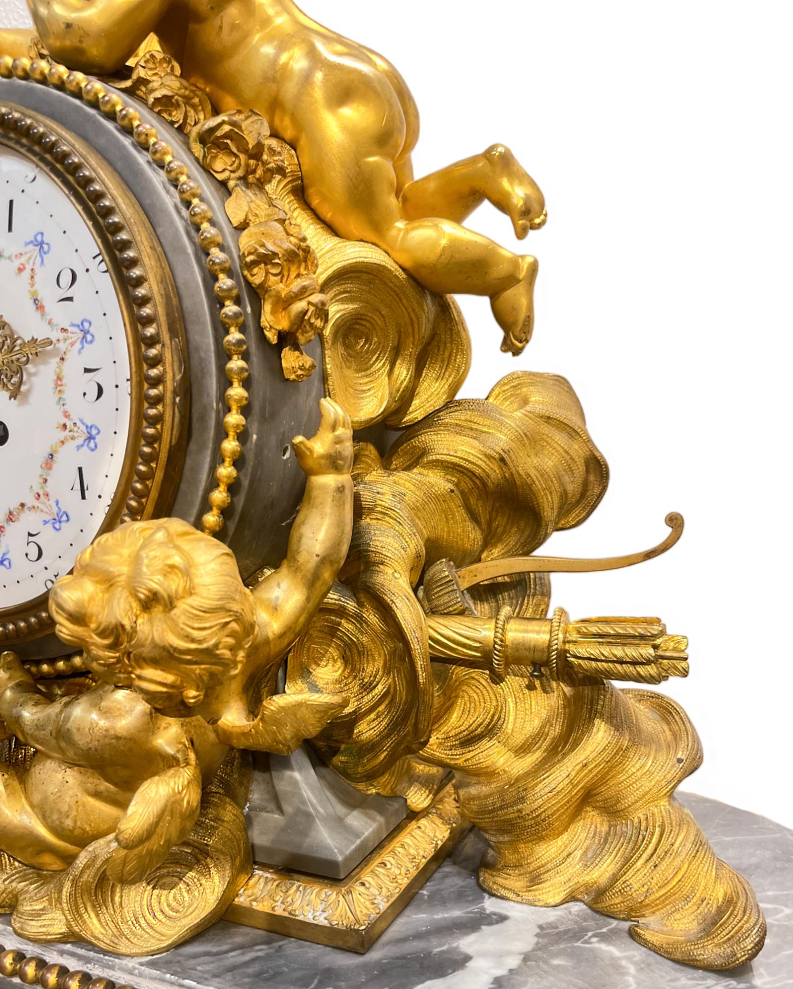 Horloge monumentale de style Louis XV en bronze doré et marbre avec putti dans les nuages Bon état - En vente à New York, NY