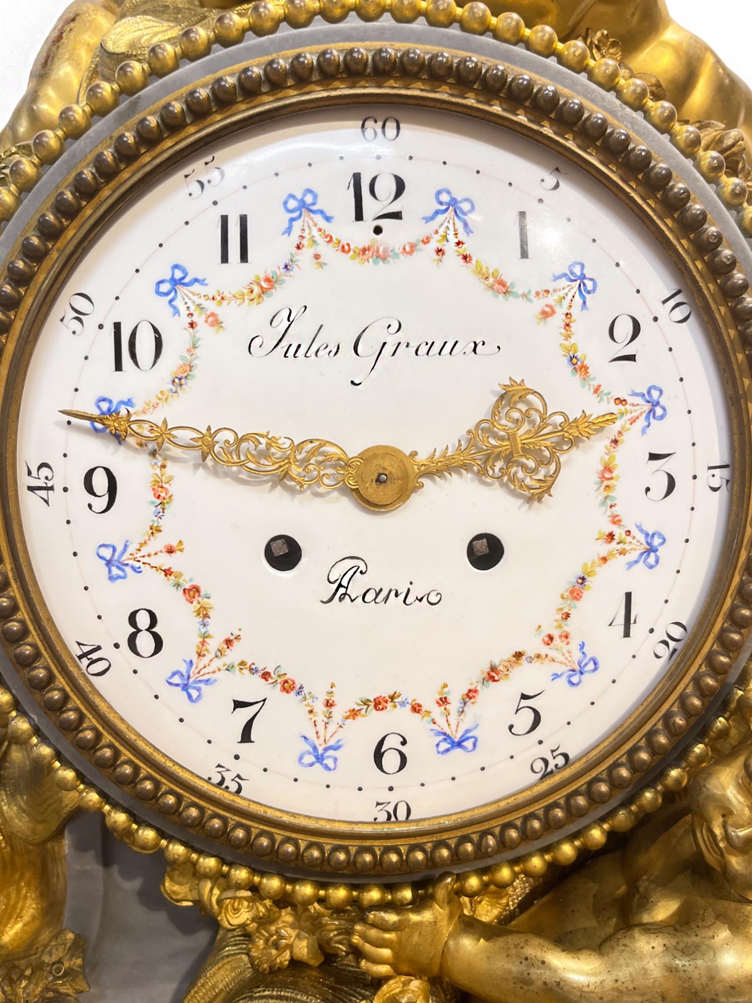 XIXe siècle Horloge monumentale de style Louis XV en bronze doré et marbre avec putti dans les nuages en vente