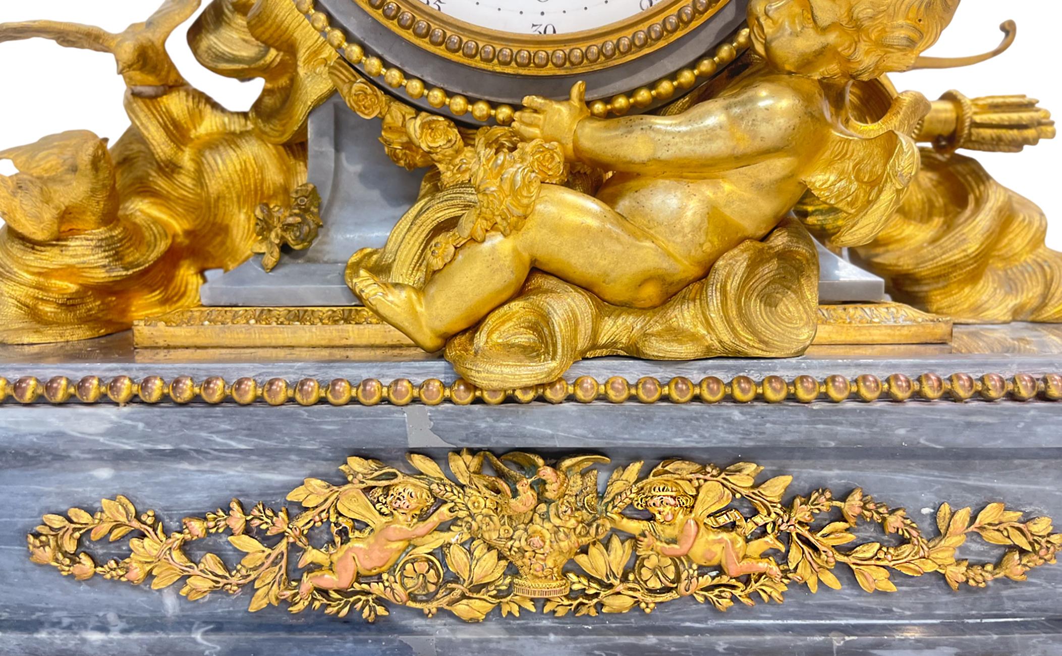Horloge monumentale de style Louis XV en bronze doré et marbre avec putti dans les nuages en vente 1