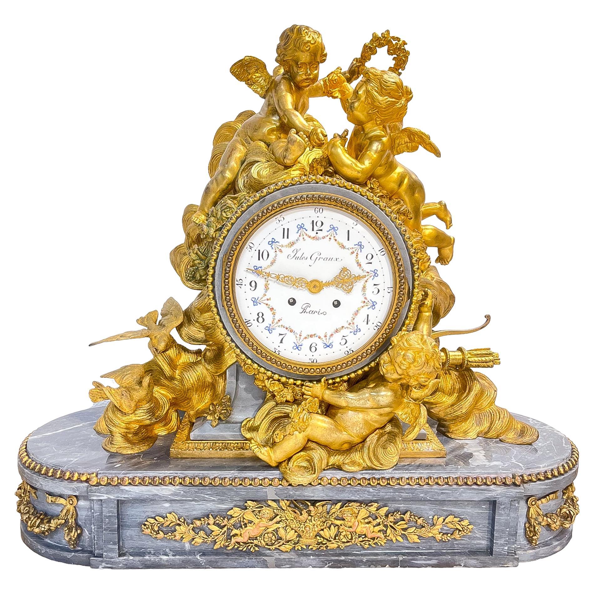Horloge monumentale de style Louis XV en bronze doré et marbre avec putti dans les nuages