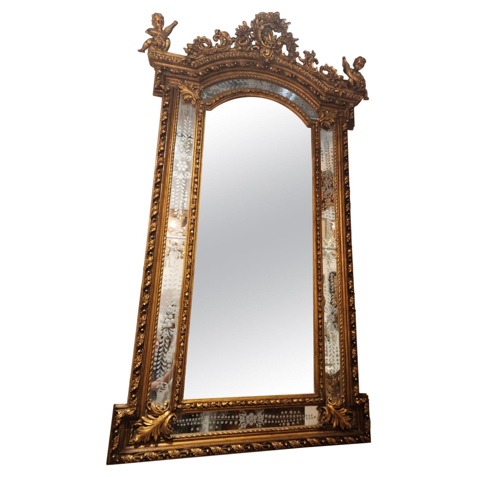 Miroir monumental doré de style Louis XV en vente