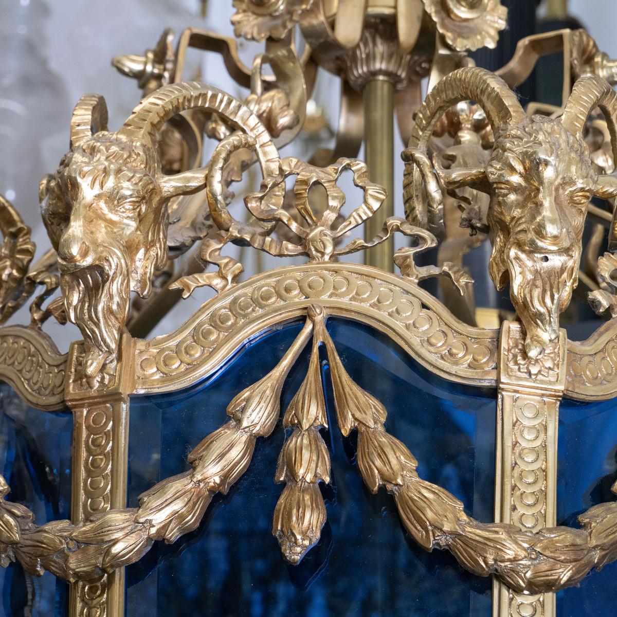 Lanterna monumentale in bronzo dorato in stile Luigi XVI in vendita 1