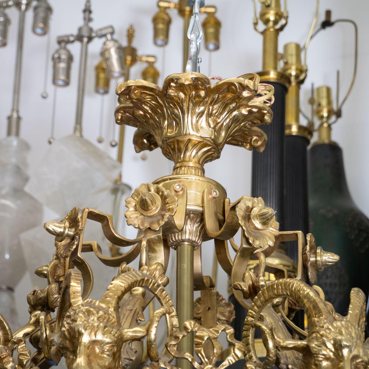 Lanterna monumentale in bronzo dorato in stile Luigi XVI in vendita 2