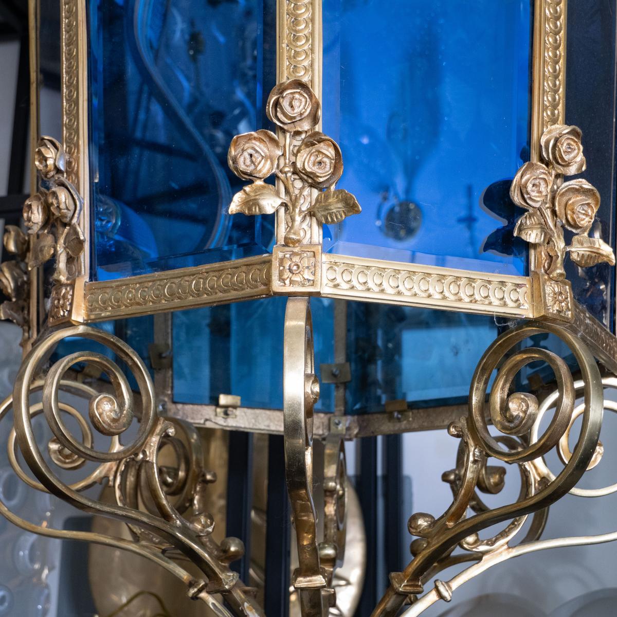 Lanterna monumentale in bronzo dorato in stile Luigi XVI in vendita 3