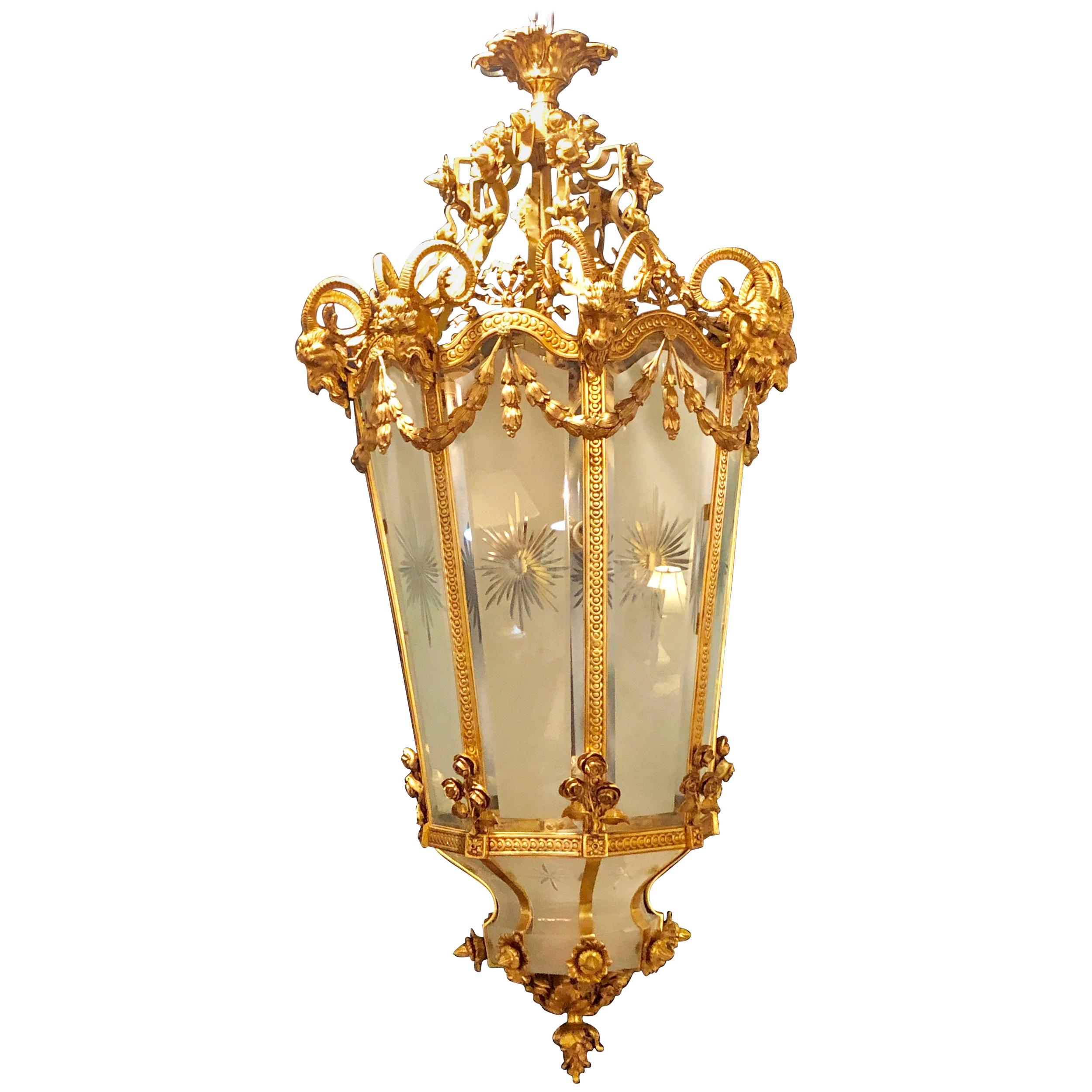 Grande lanterne monumentale à tête de bélier de style Louis XVI en bronze doré