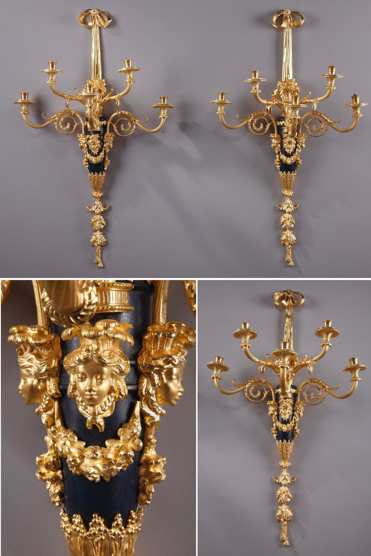 Dieses außergewöhnliche Paar vergoldeter und patinierter Bronzewandleuchter ist wunderschön im Louis XVI-Stil gestaltet. Die monumentalen und opulenten 5-flammigen Leuchter tragen ein klassisches Dekor aus verschlungenen Rillen, Akanthus und