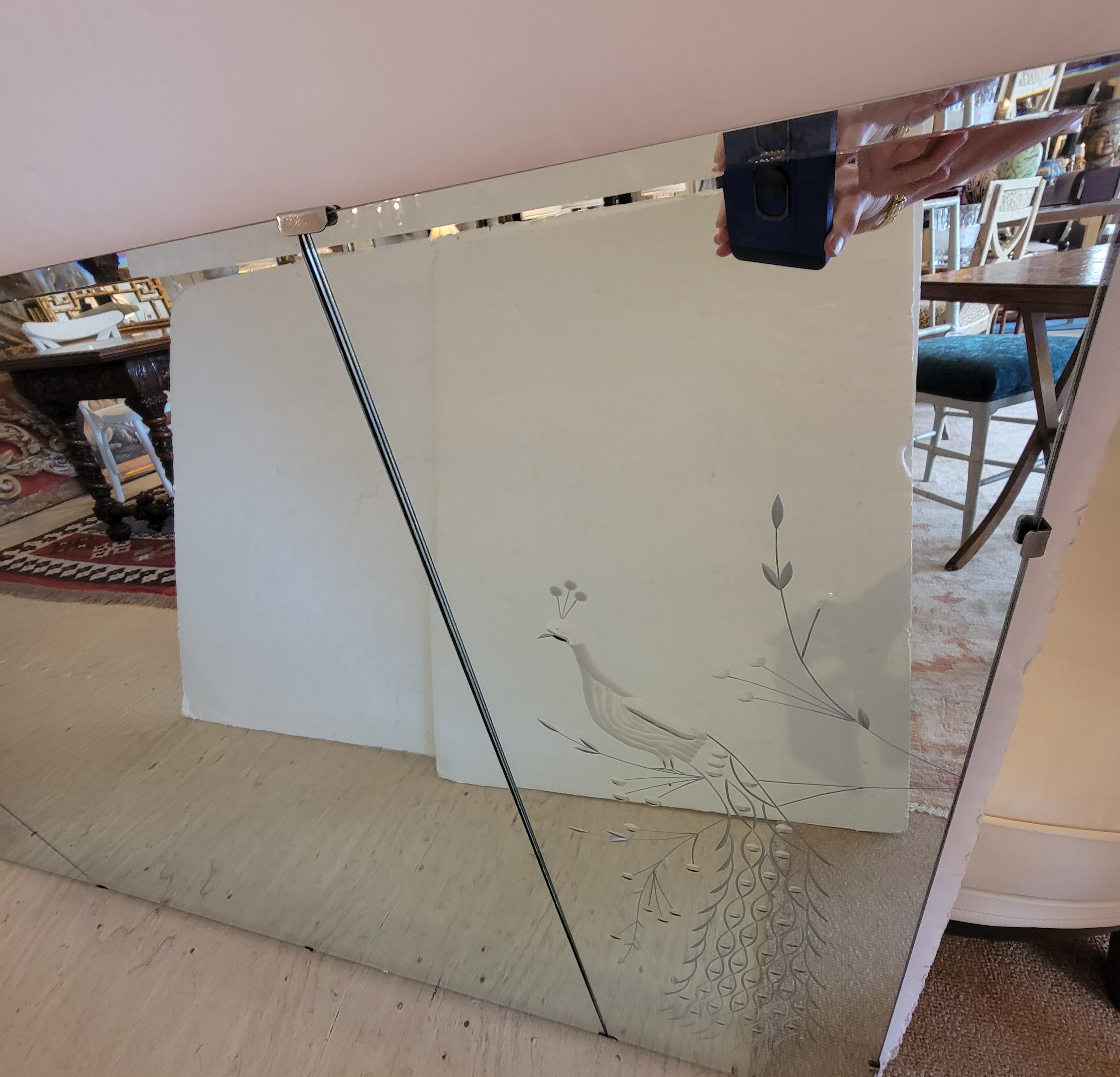 Monumental et charmant miroir horizontal à 3 panneaux avec paons gravés Bon état - En vente à Hopewell, NJ