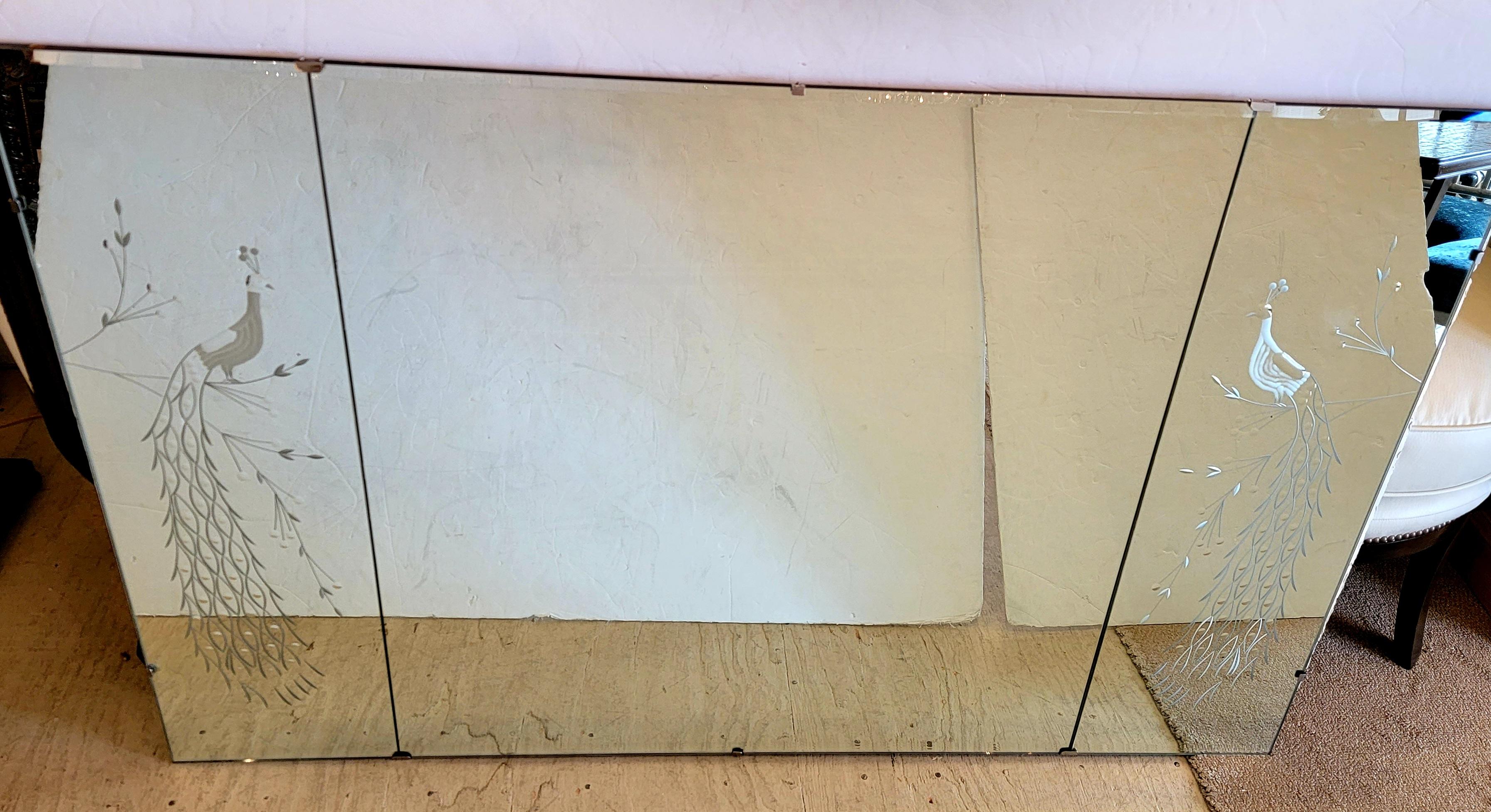 Milieu du XXe siècle Monumental et charmant miroir horizontal à 3 panneaux avec paons gravés en vente