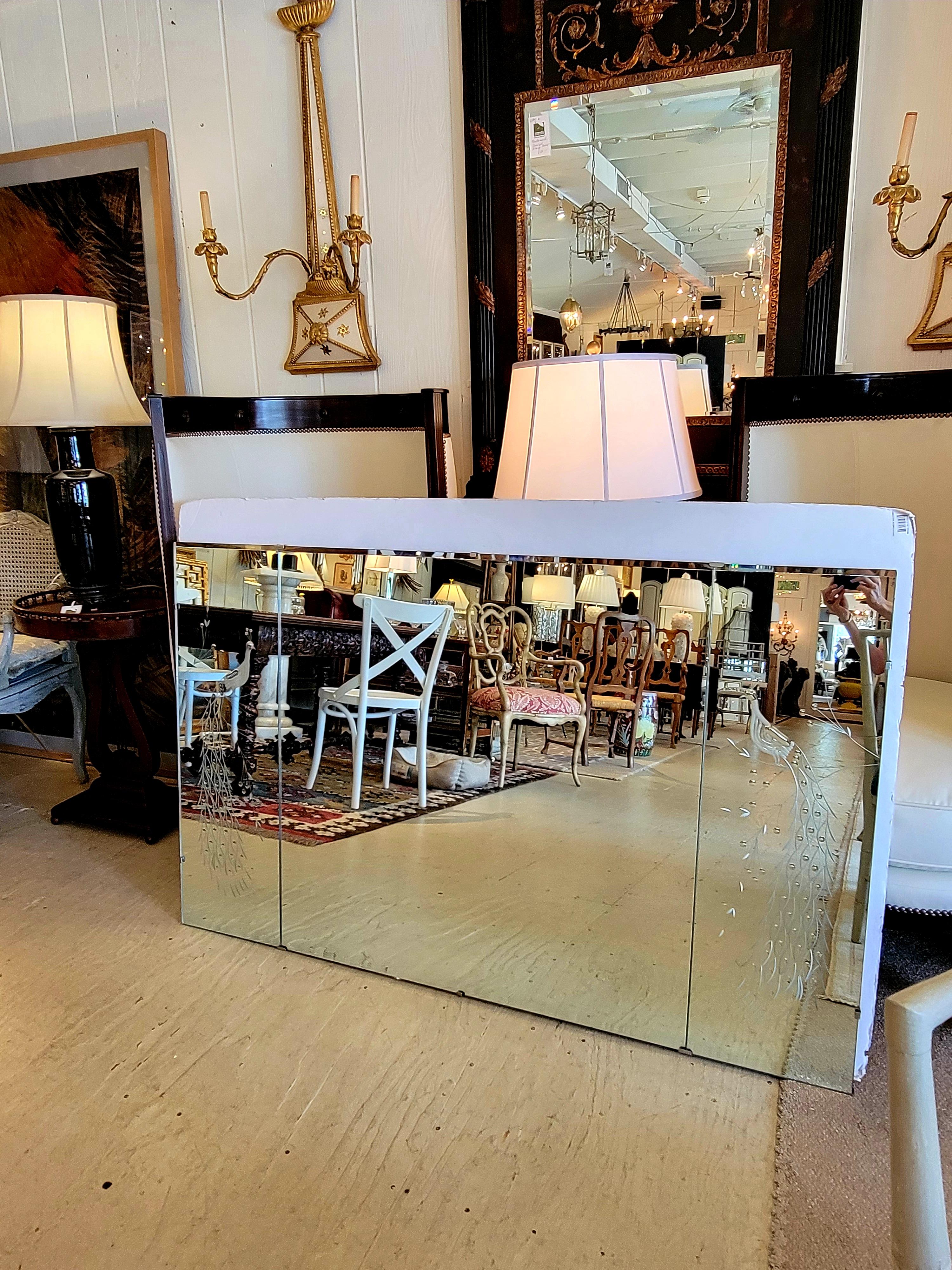 Miroir Monumental et charmant miroir horizontal à 3 panneaux avec paons gravés en vente