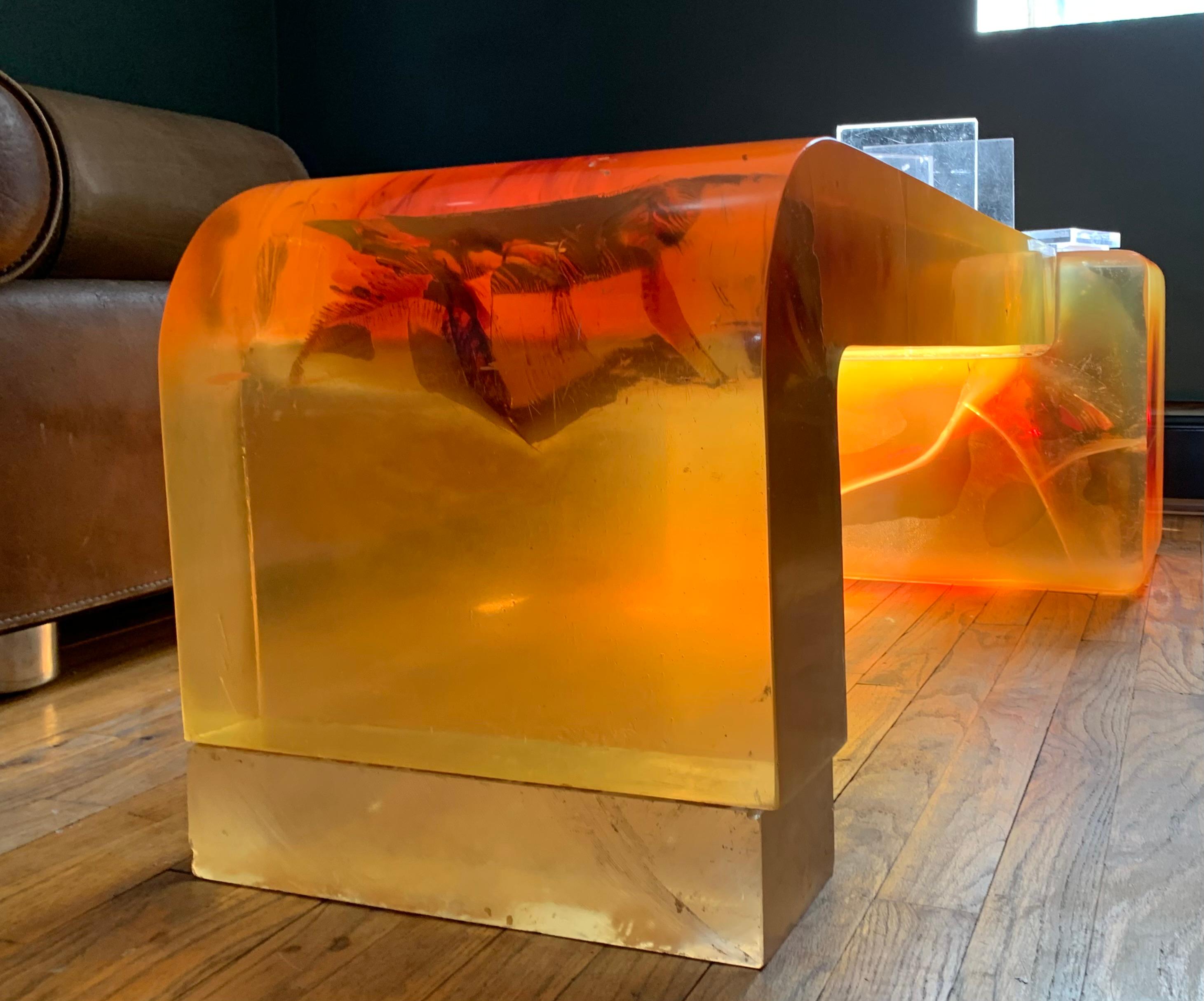 20ième siècle Table basse monumentale en lucite à la manière de Gary Gutterman, 1970, États-Unis en vente