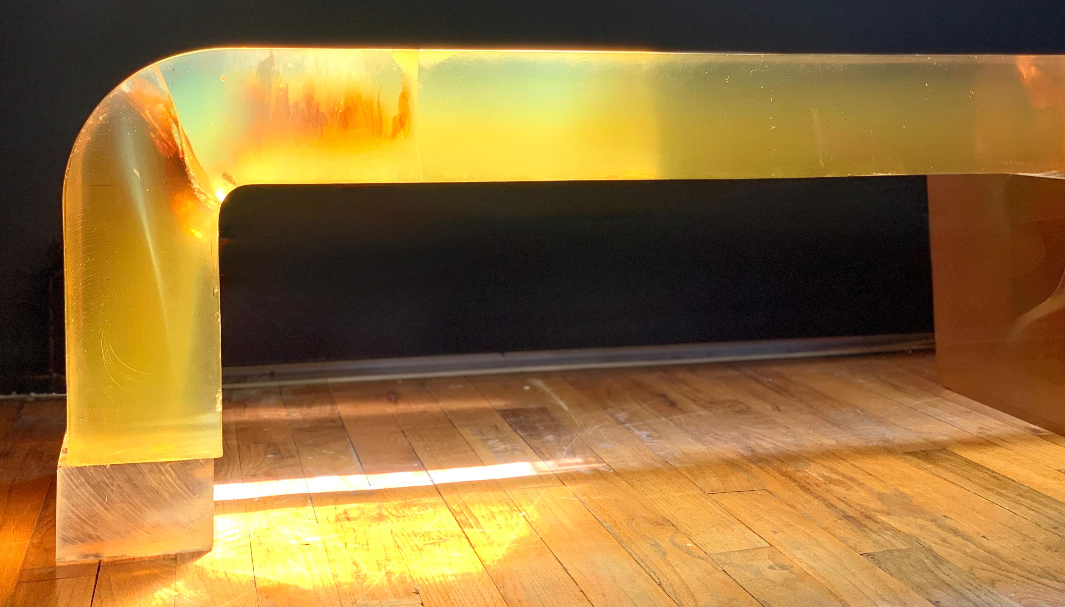 Lucite Table basse monumentale en lucite à la manière de Gary Gutterman, 1970, États-Unis en vente
