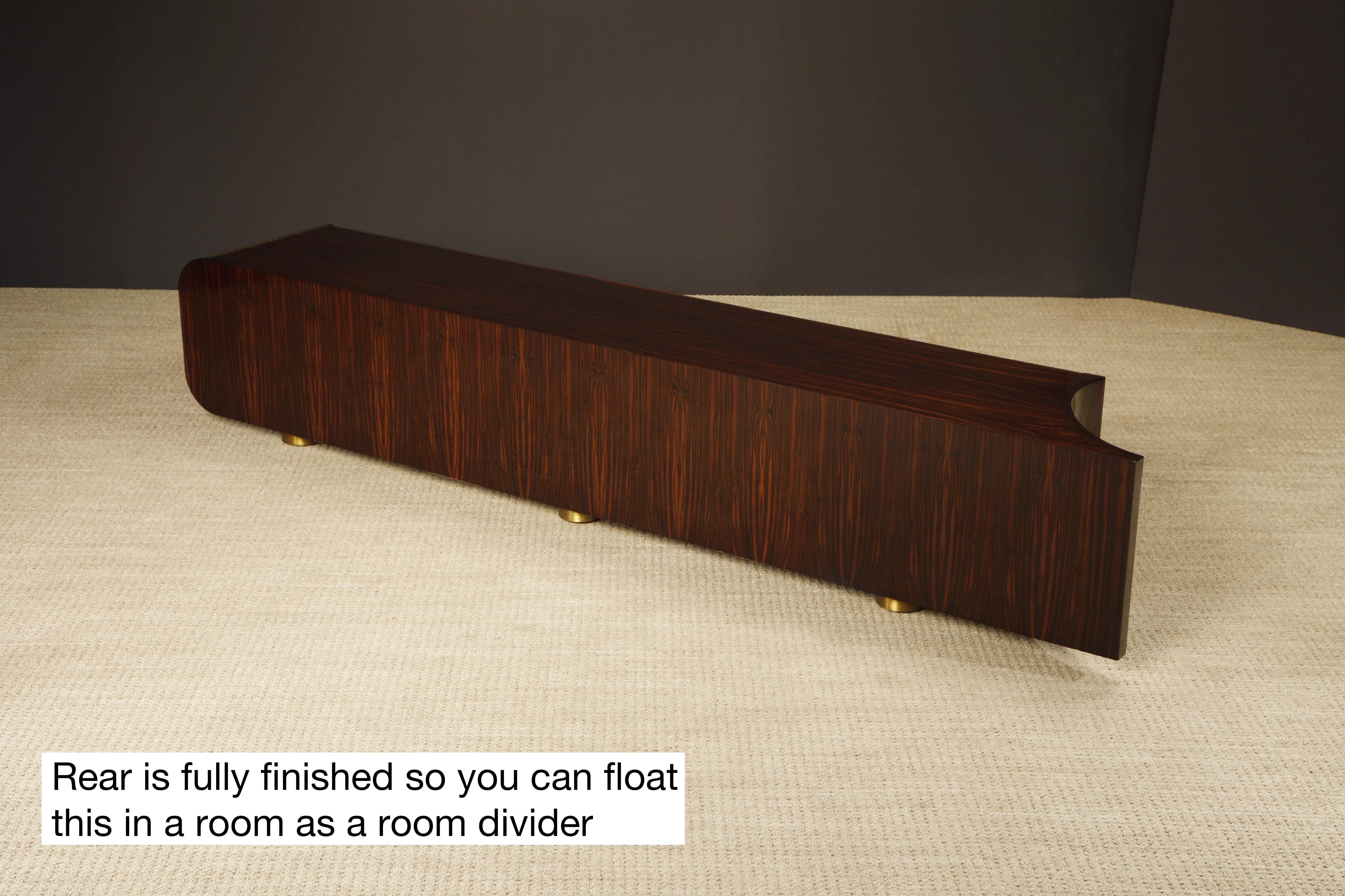 Credenza monumentale in Macassar e ottone di Leon Rosen per Johnny Carson, 1970 ca. in vendita 4
